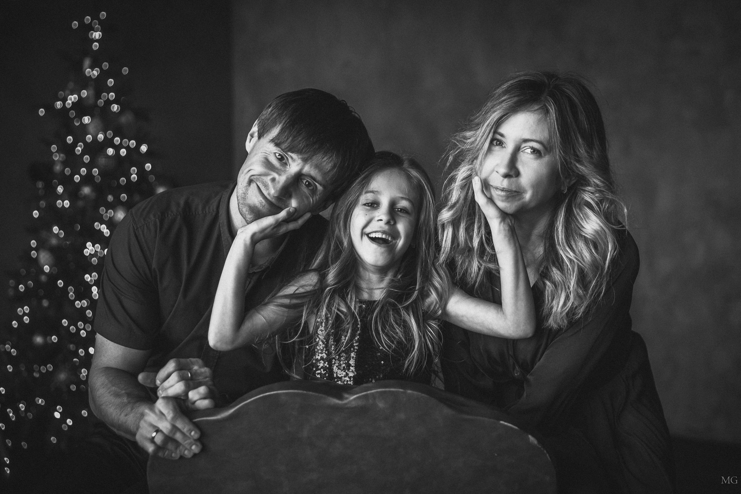 Анютка и родители). Маша Гонтарь Семейный домашний репортажный фотограф в Санкт-Петербурге