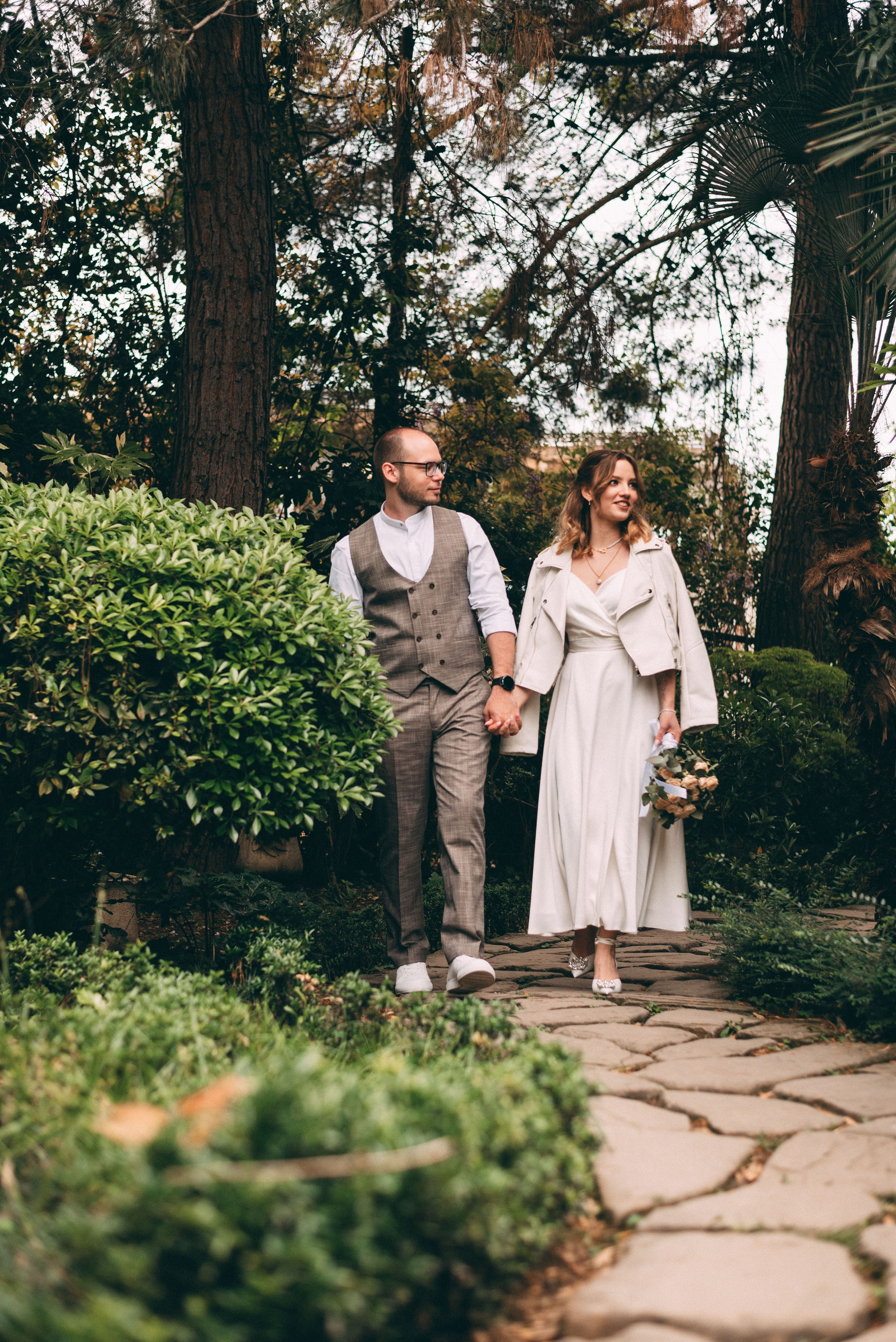 Фотосессия свадьбы или lovstory в центре Сочи, Зимний театр. Фотограф в Сочи — Маргарита Поганова