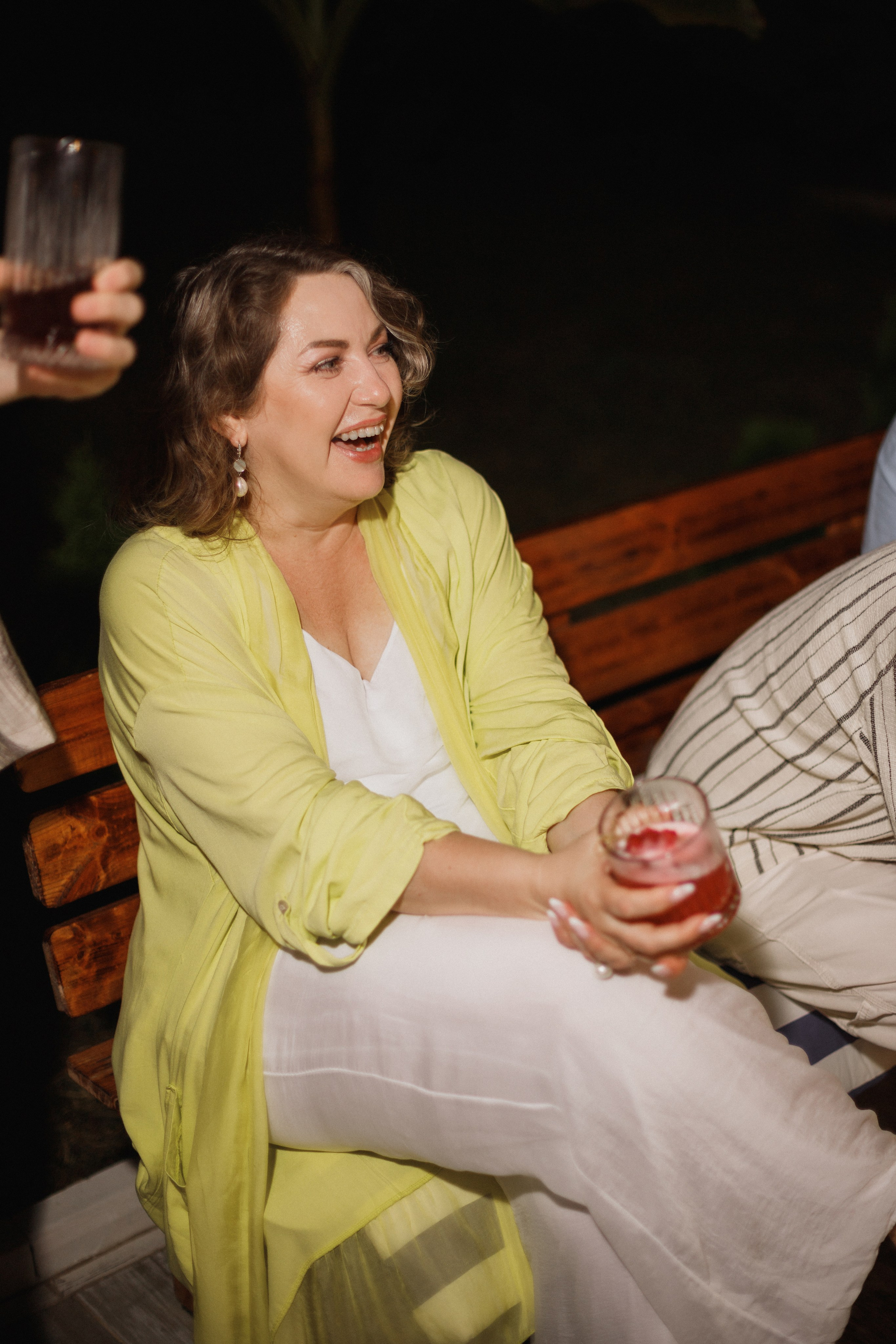 Фотосессия вечеринки у бассейна с видом на горы. Свадебный, репортажный и портретный фотограф Сочи, Краснодар. Александра Зайцева