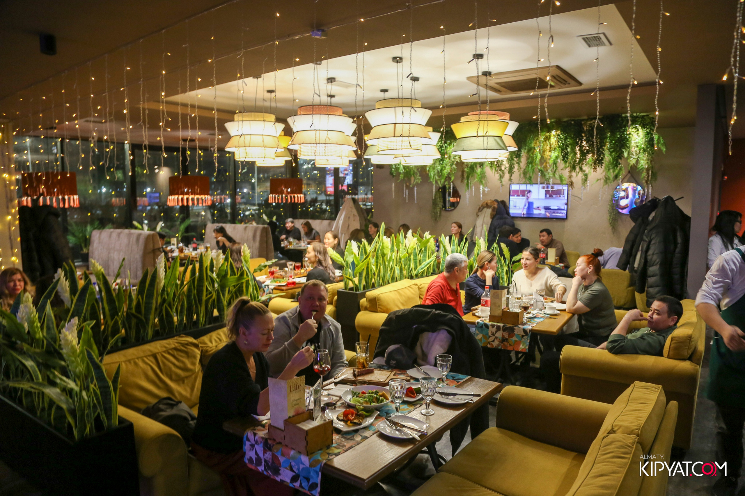 LIFE GRILL CAFE. КИПЯТКОМ АЛМАТЫ! Фотосъемка мероприятий в Алматы