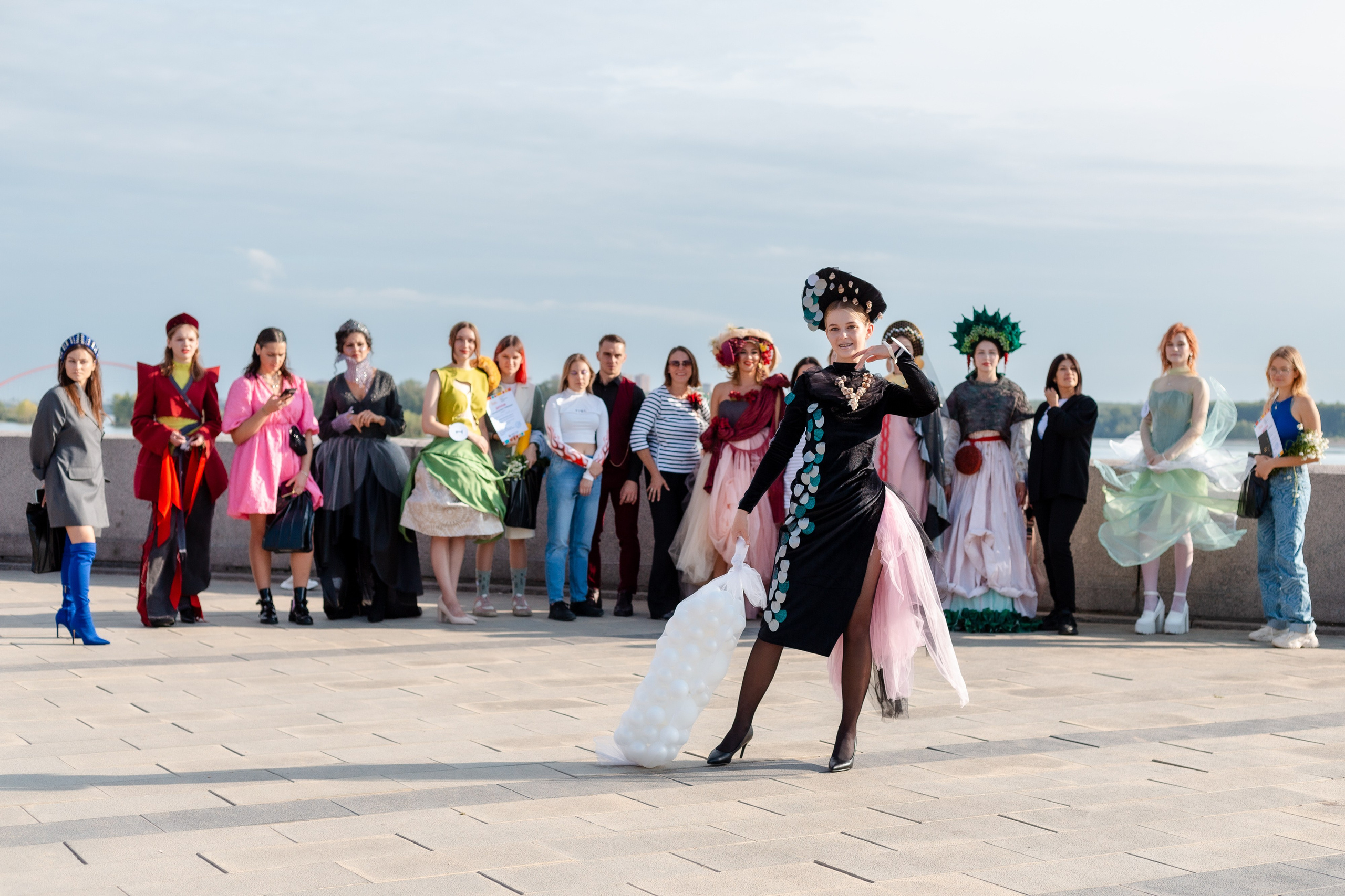 Модельный показ на набережной. Портретный и репортажный фотограф. Мыльников Илья