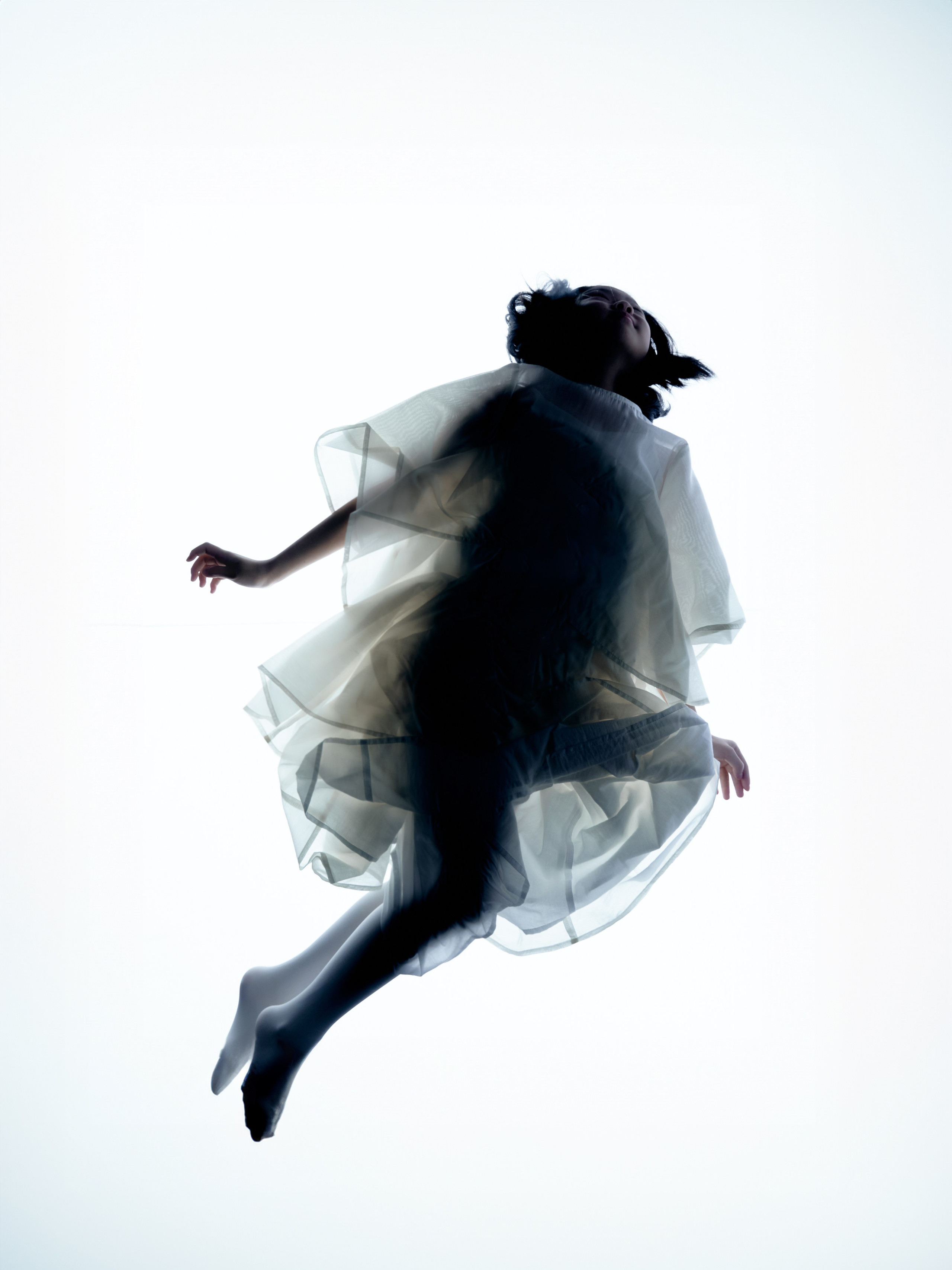 Снимаю одежду и аксессуары для молодых брендов и дизайнеров. Студийные лукбуки, каталожные съёмки, фоны, свет и атмосфера — всё под концепцию проекта. Помогаю выстроить грамотный сетап, понимаю стилистику и задачу. Также работаю гафером — знаю, как выжать максимум из света.