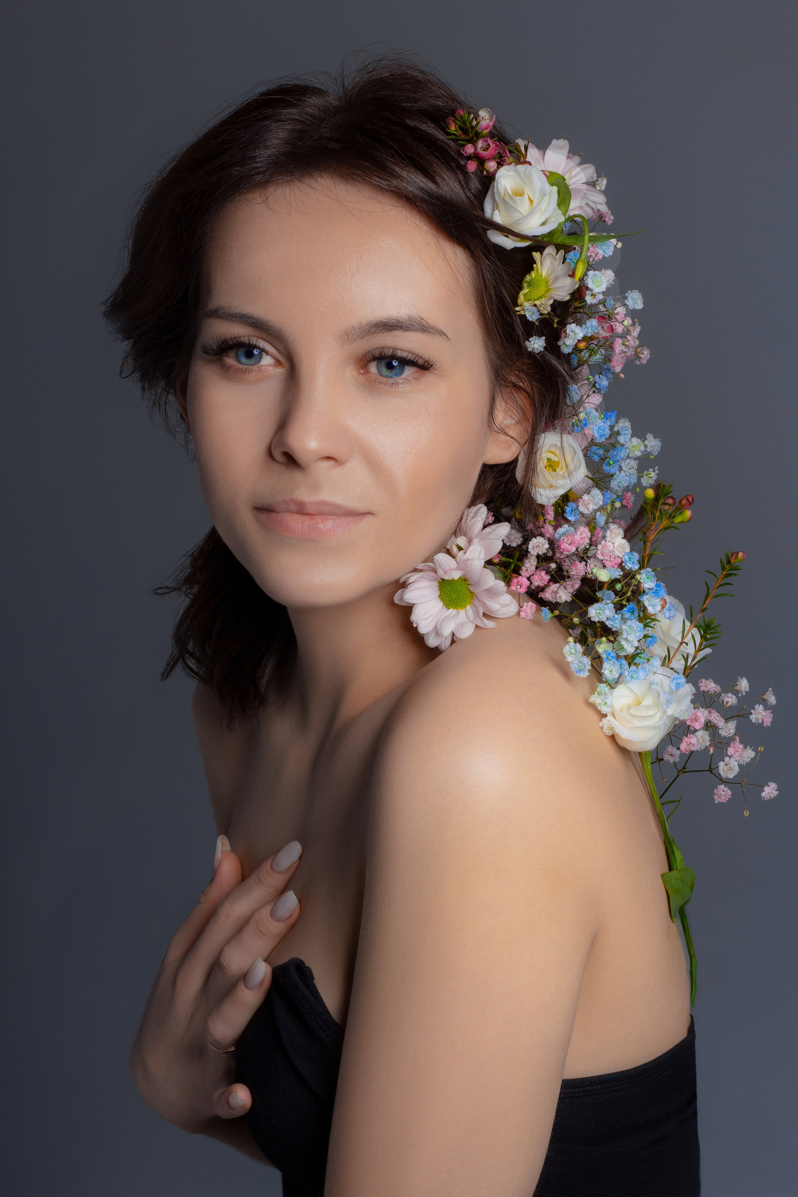 Фотосъемка девушки в цветах фотостудия беверли хиллз.