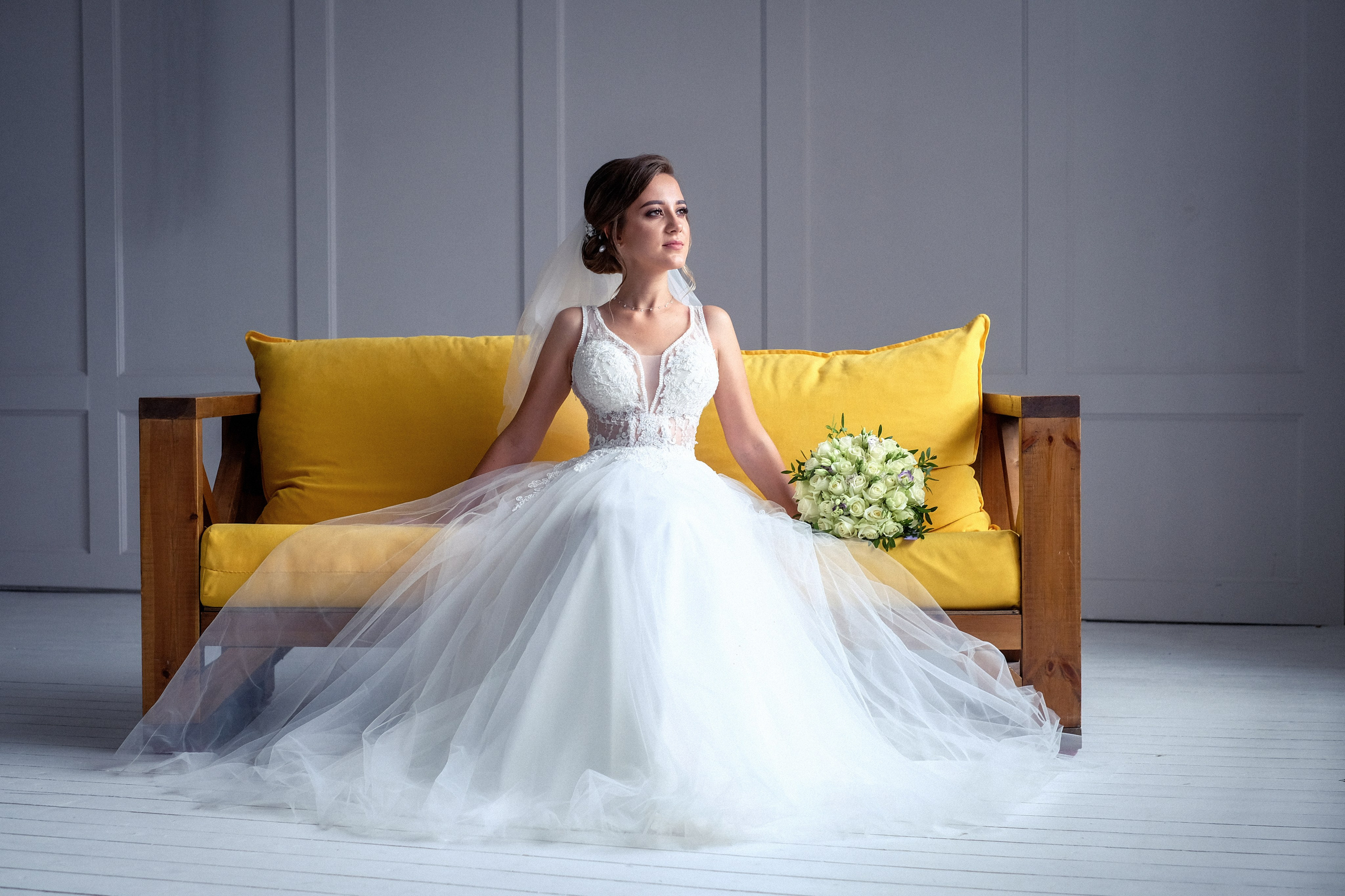 Невеста на диване ждет