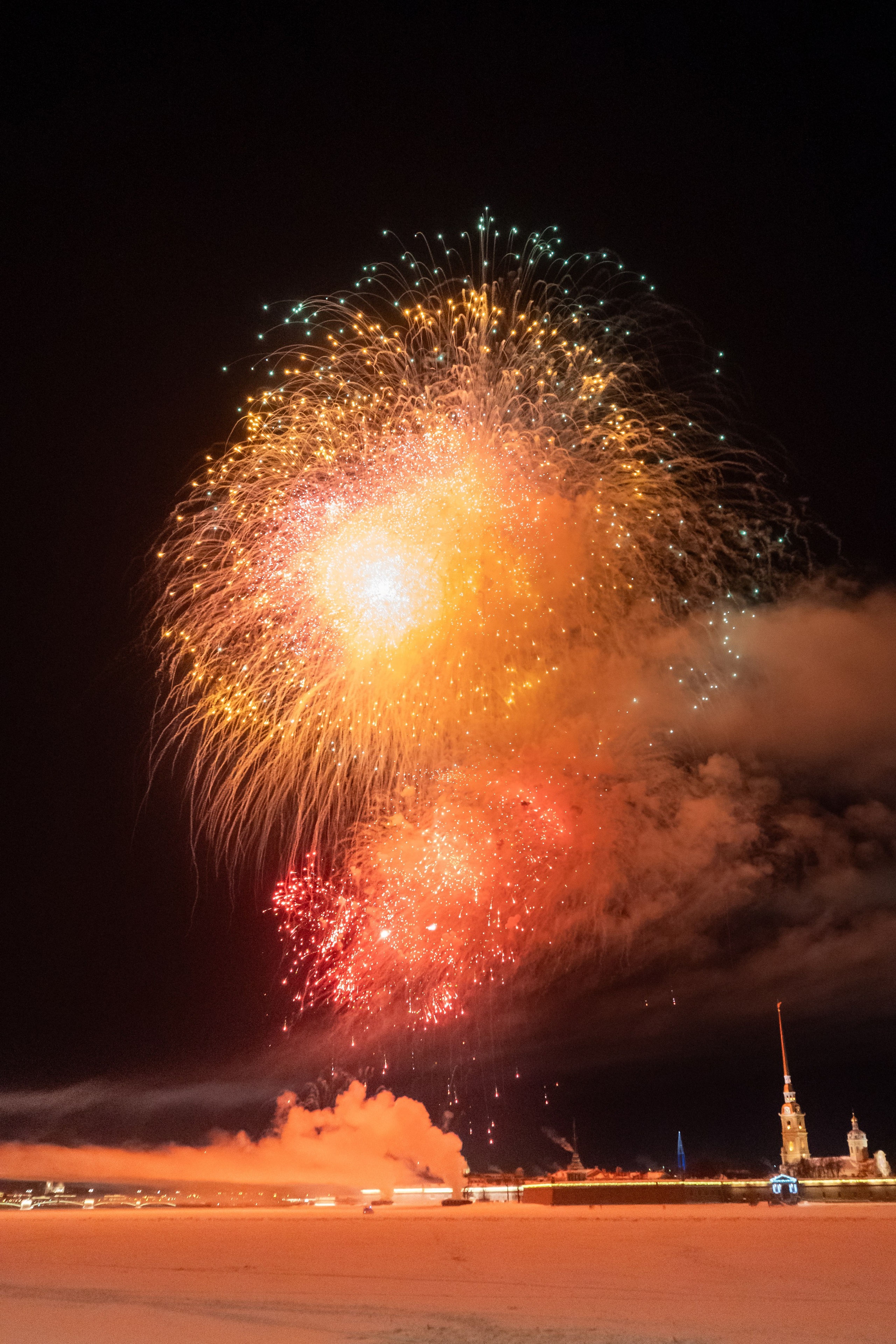 Праздничный салют в честь Дня защитника Отечества. Главная