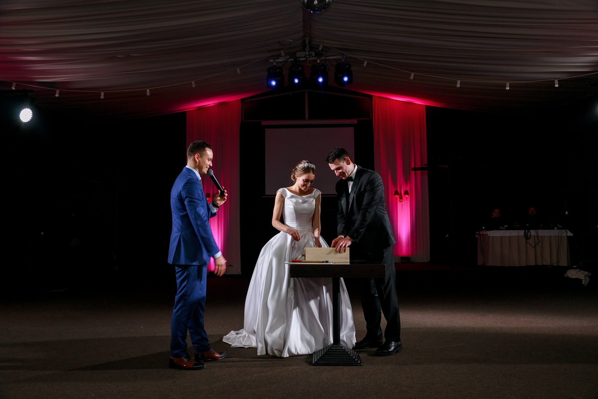 Свадьба с огоньком. Фотограф крещение венчание в Петербурге! Помогает подобрать храм и посоветовал душевного батюшку в СПб