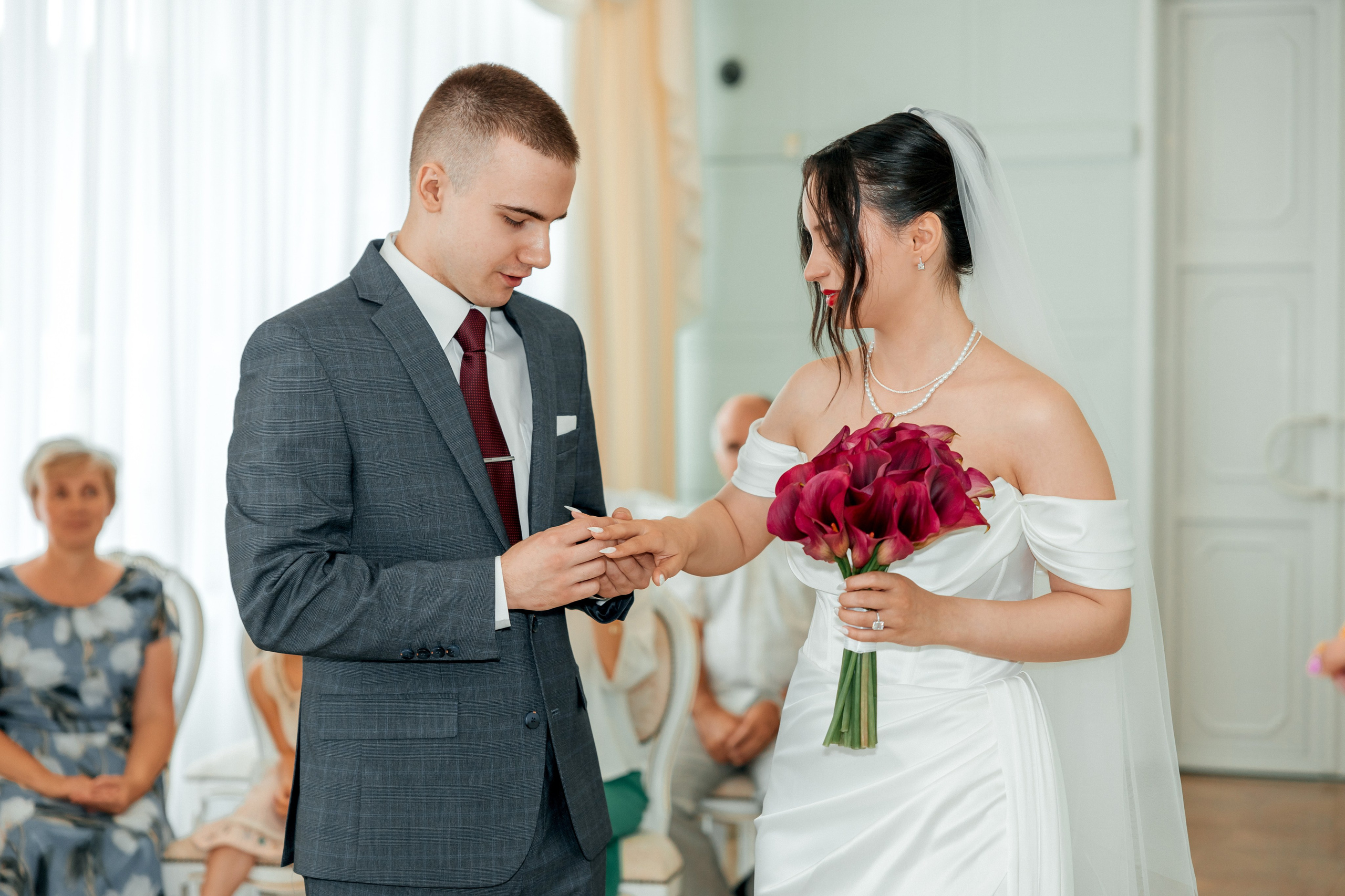 Белый лист. Александр Антонов. Профессиональный свадебный, репортажный фотограф в Москве, Подольске. Фото+Видео на любой праздник