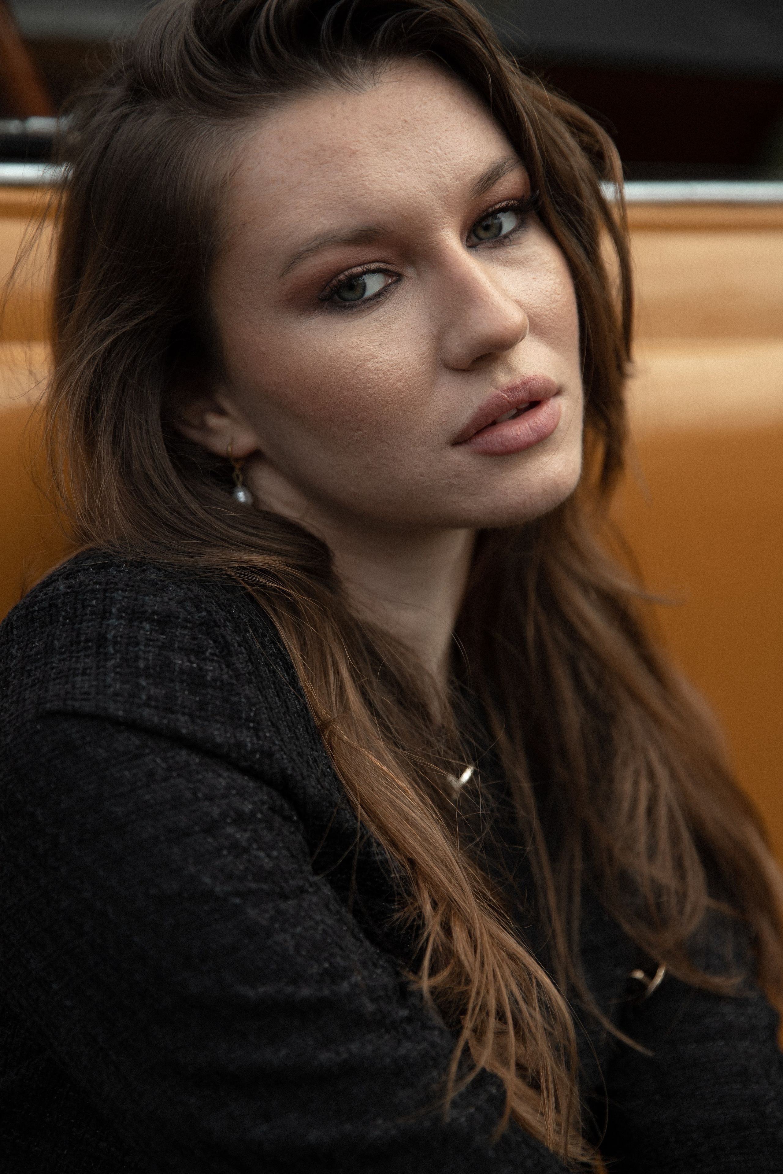 Женская фотосессия с ретро авто. Свадебный фотограф Бакрымова Валентина