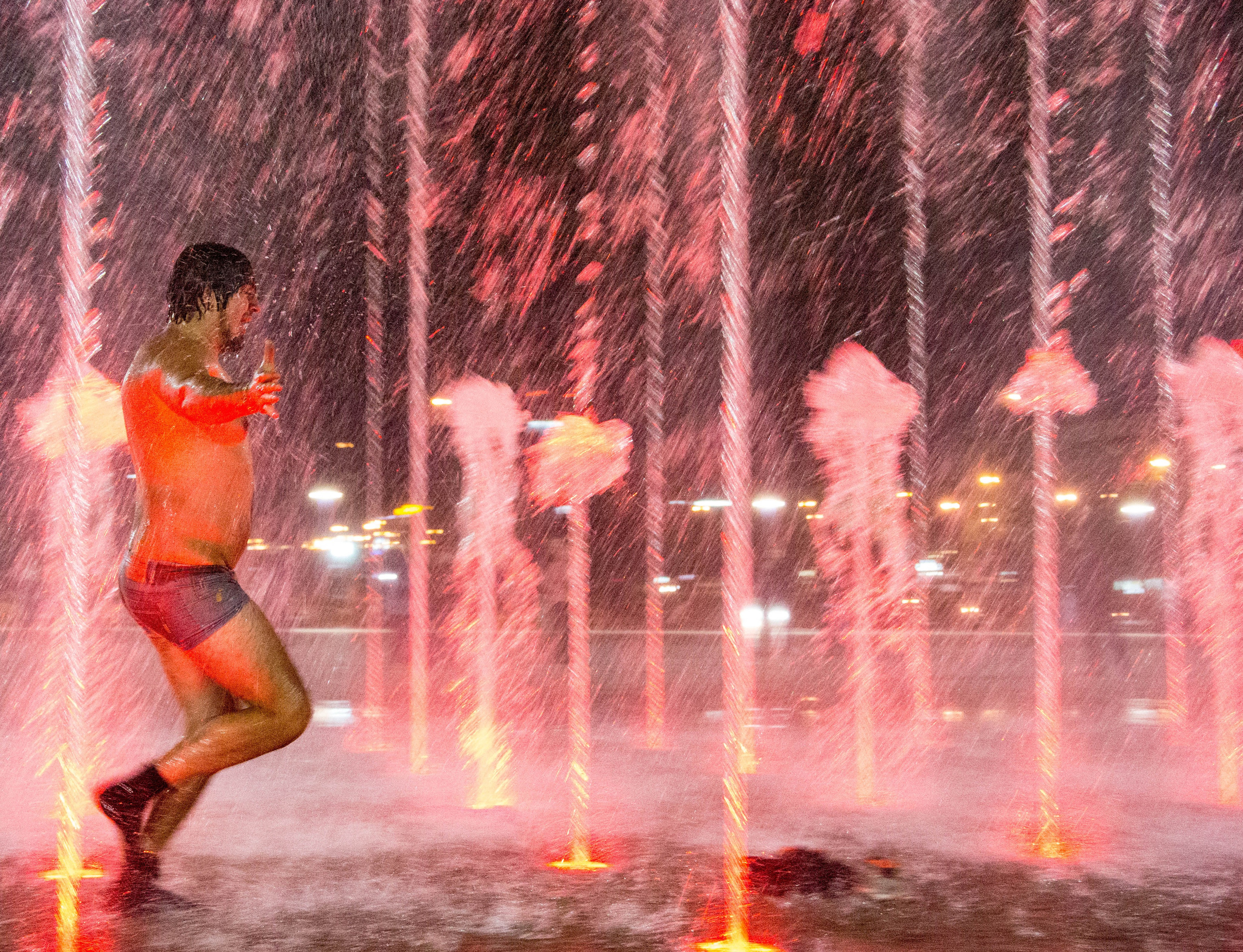 Фотосессия в фонтане. Фотограф Пермь. Фотосессия в фотостудии Перми и на свежем воздухе