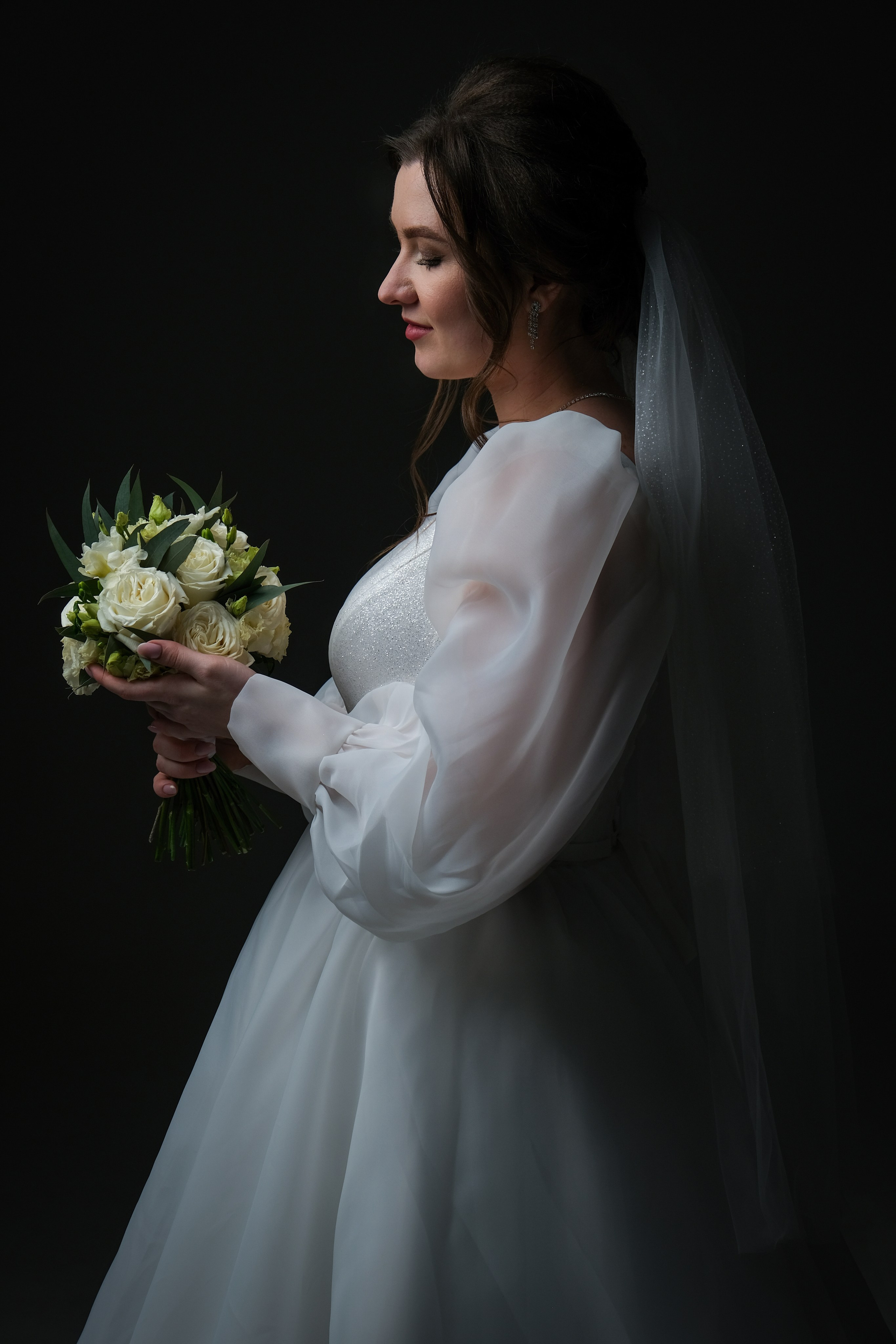 Невеста в студии на темном фоне