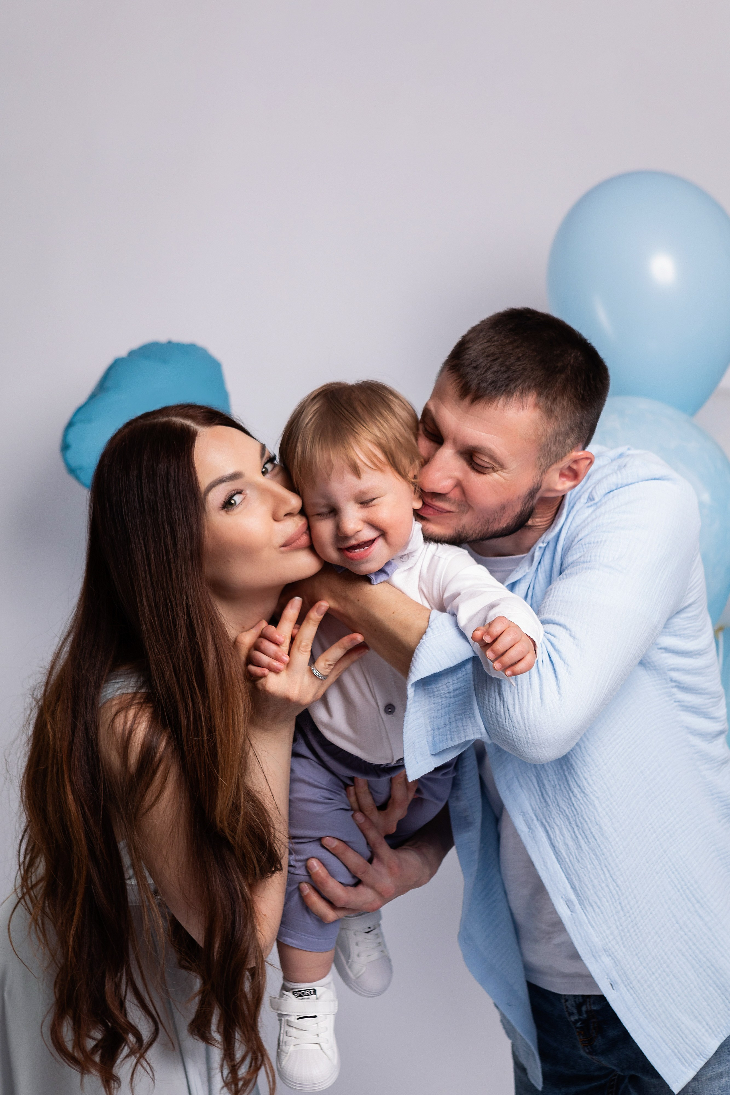 На белом фоне. ФОТОГРАФ НА ГОДИК, БЕРЕМЕННОСТИ, НОВОРОЖДЕННЫХ, КРЕЩЕНИЯ МОСКВА