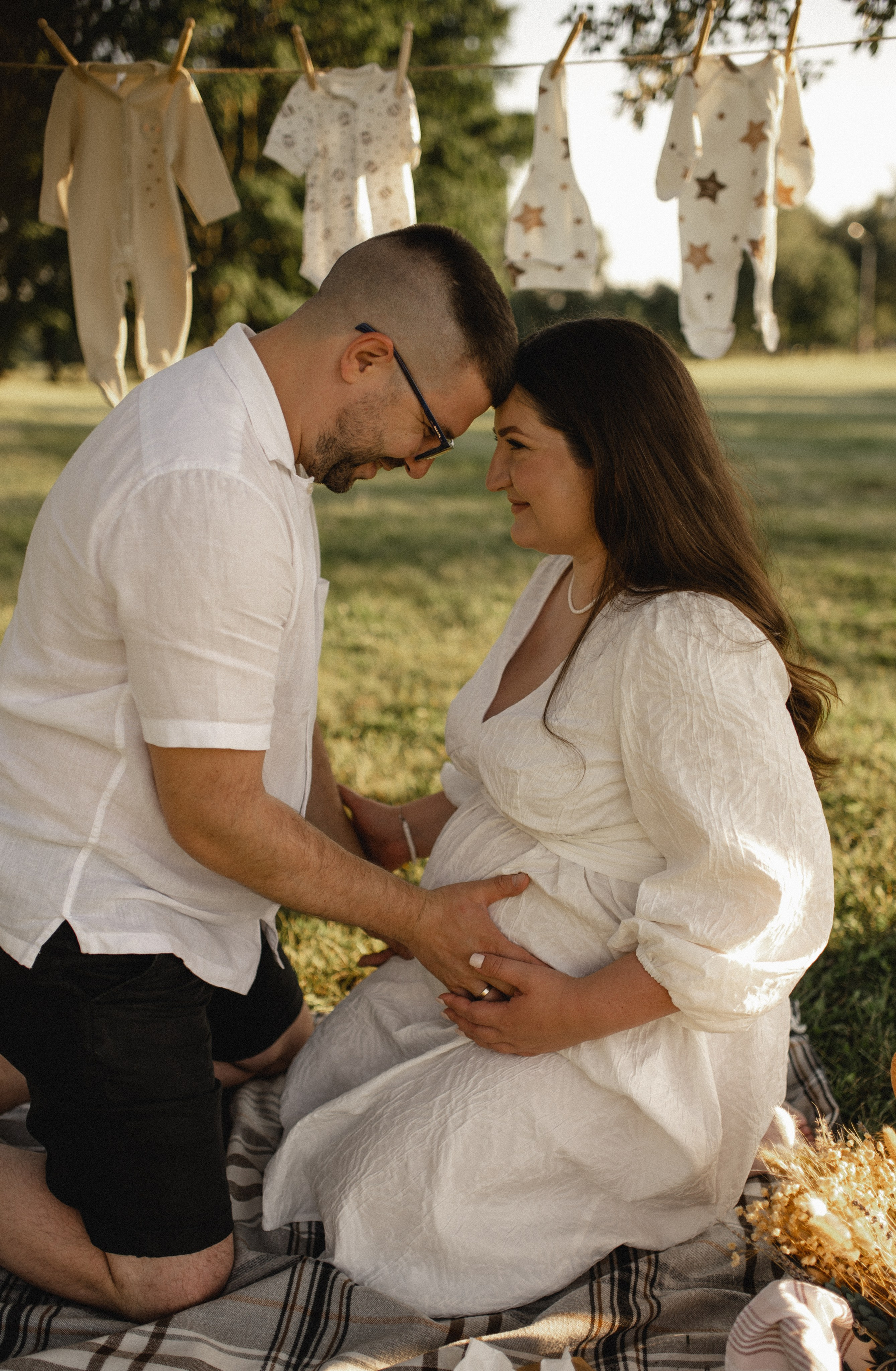 Фотосессия беременности на природе в парке Москвы. Семейная фотосессия Бутово Москва фотограф Алина Морщагина