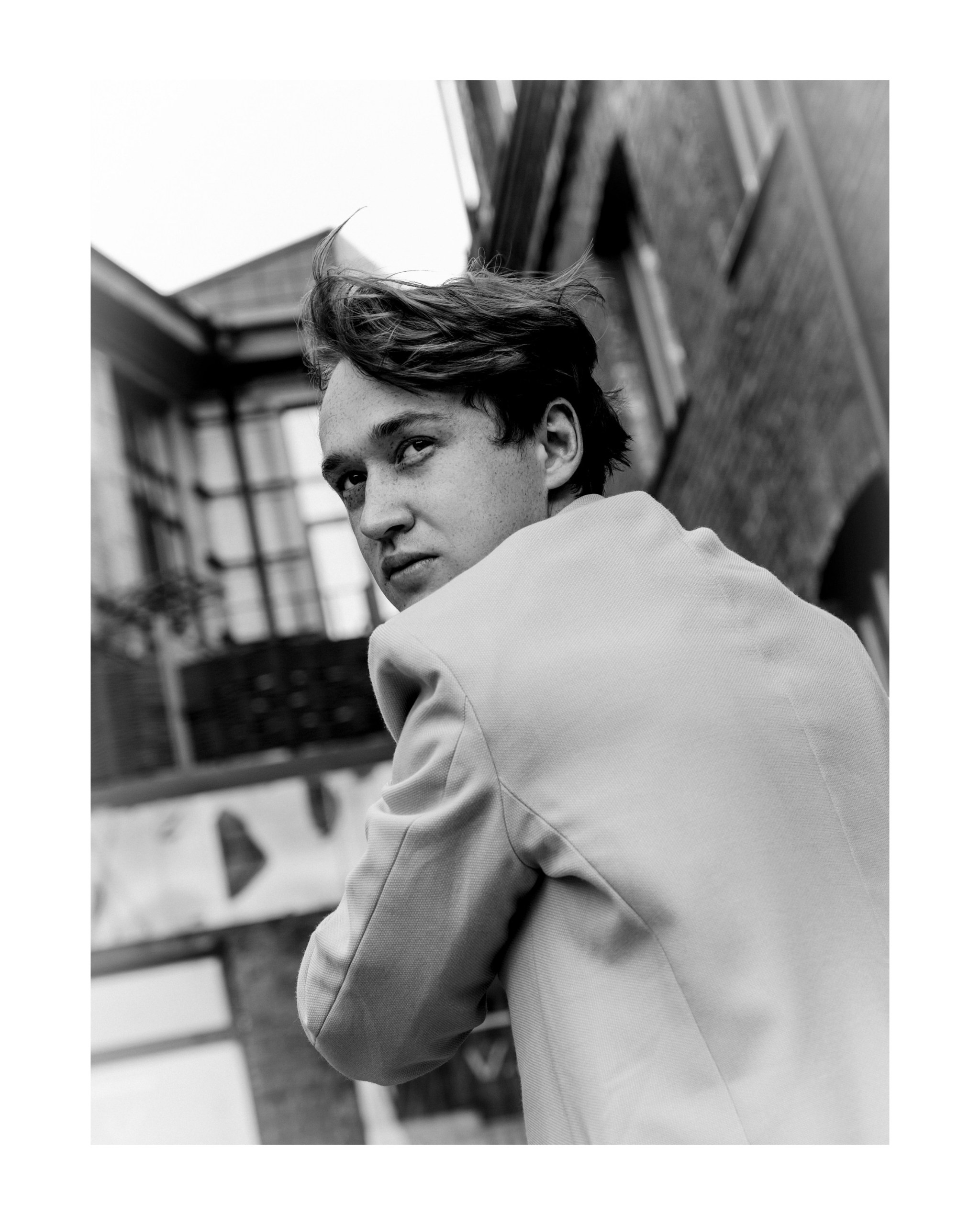 ветер развевает волосы парня