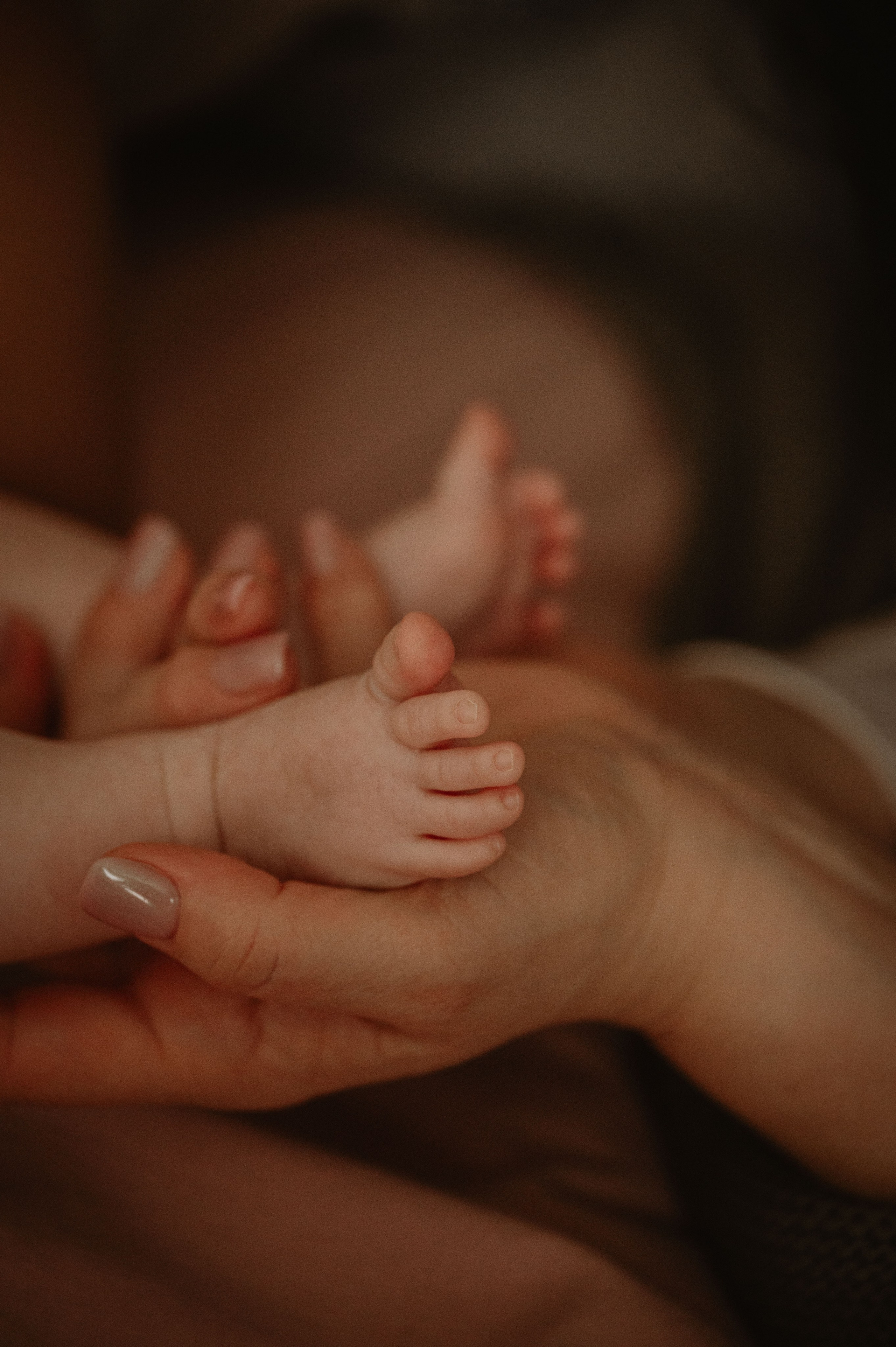 Малышка Зои с мамой и бабушками. Фотограф беременности и семьи, домашние съемки, Ньюборн