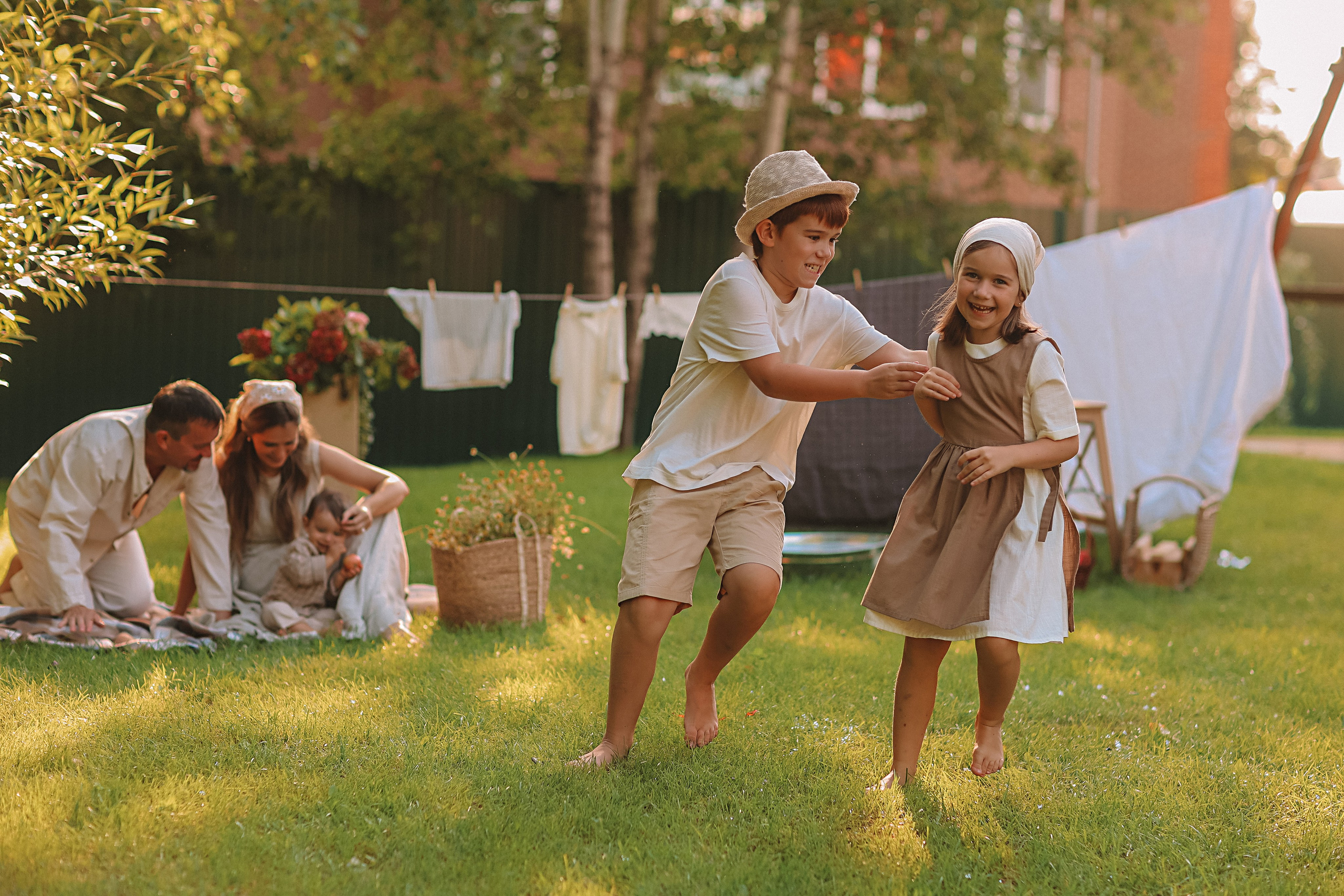 Стирка у дома. Семейный фотограф Тюмень, фотограф на роды Салмина Мария