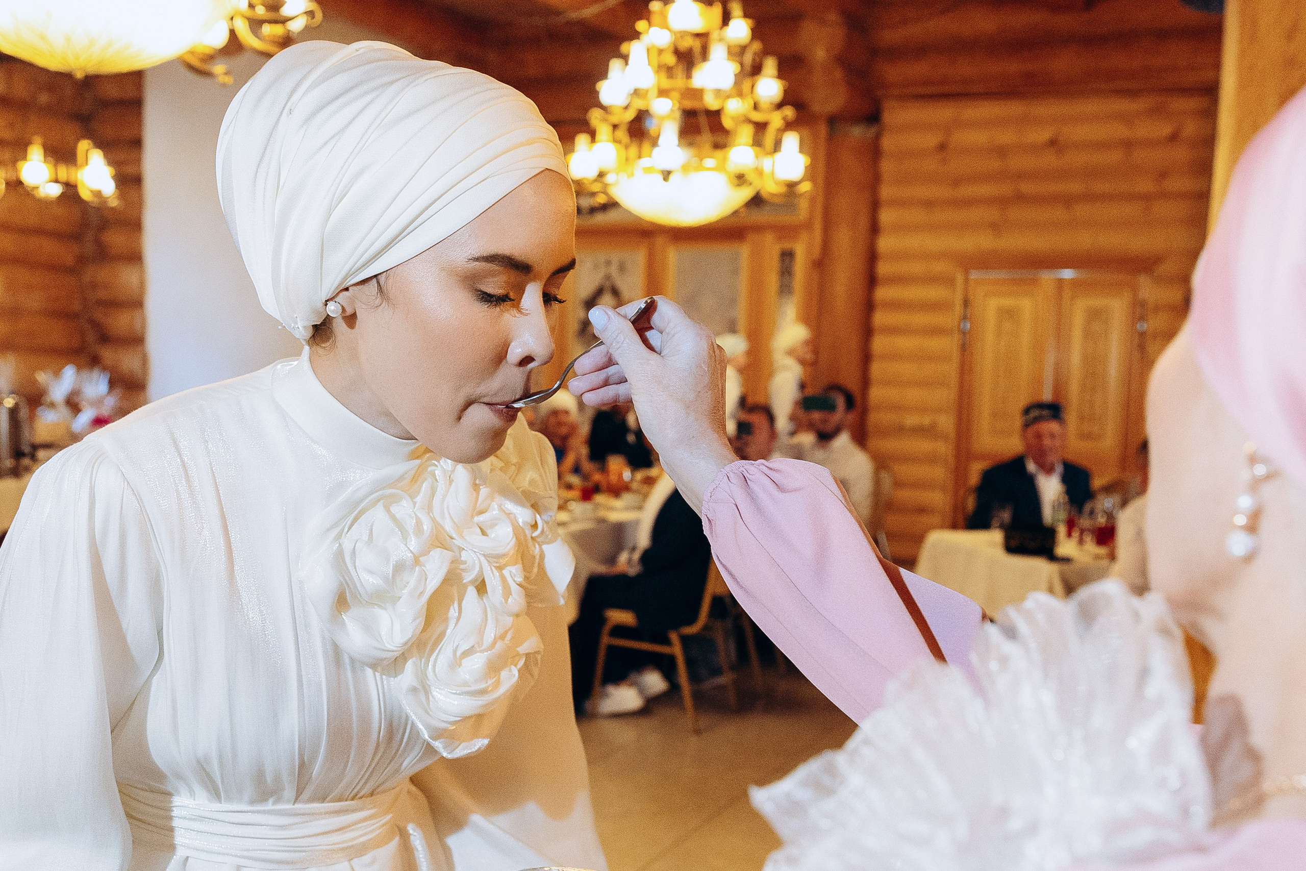 Трендовый макияж для мусульманки Казань: стрелки и сияющие тени