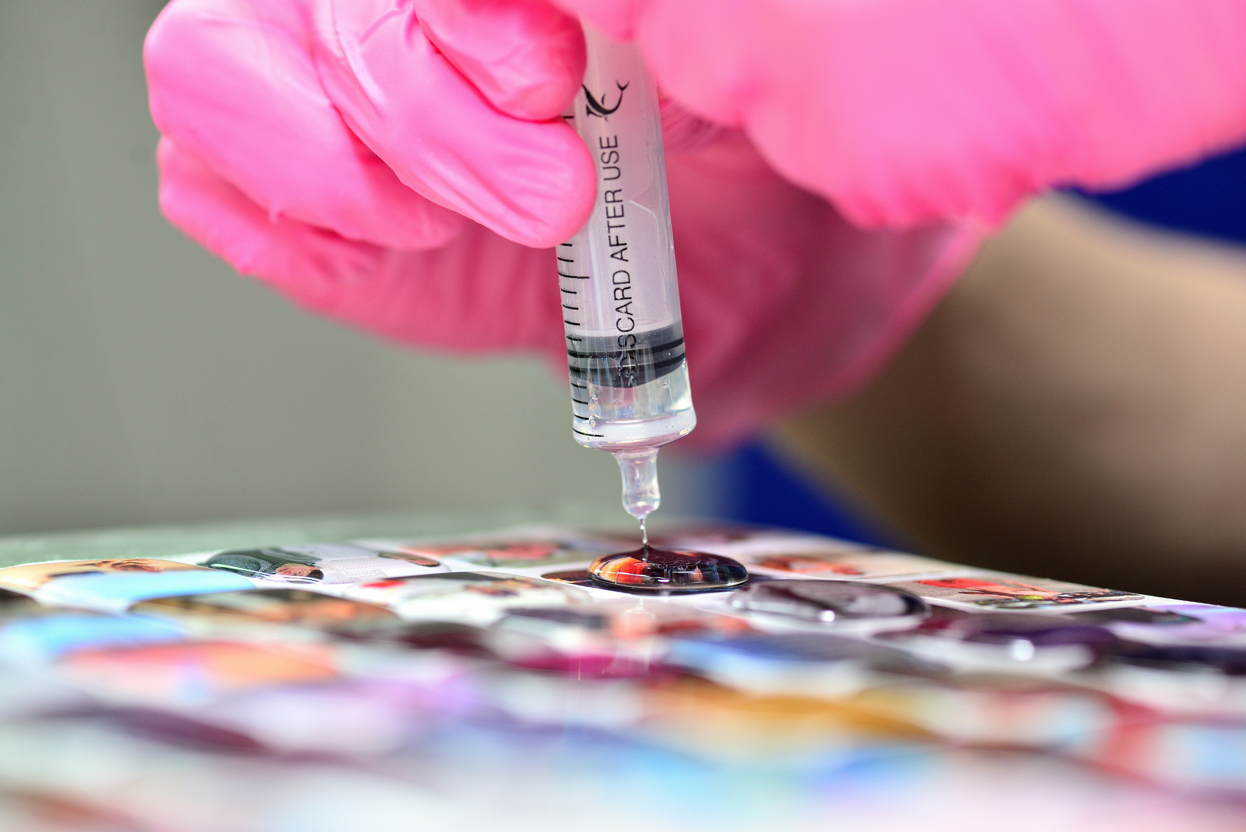 Производство 3D стикеров. Фотограф Сергей Сергеев