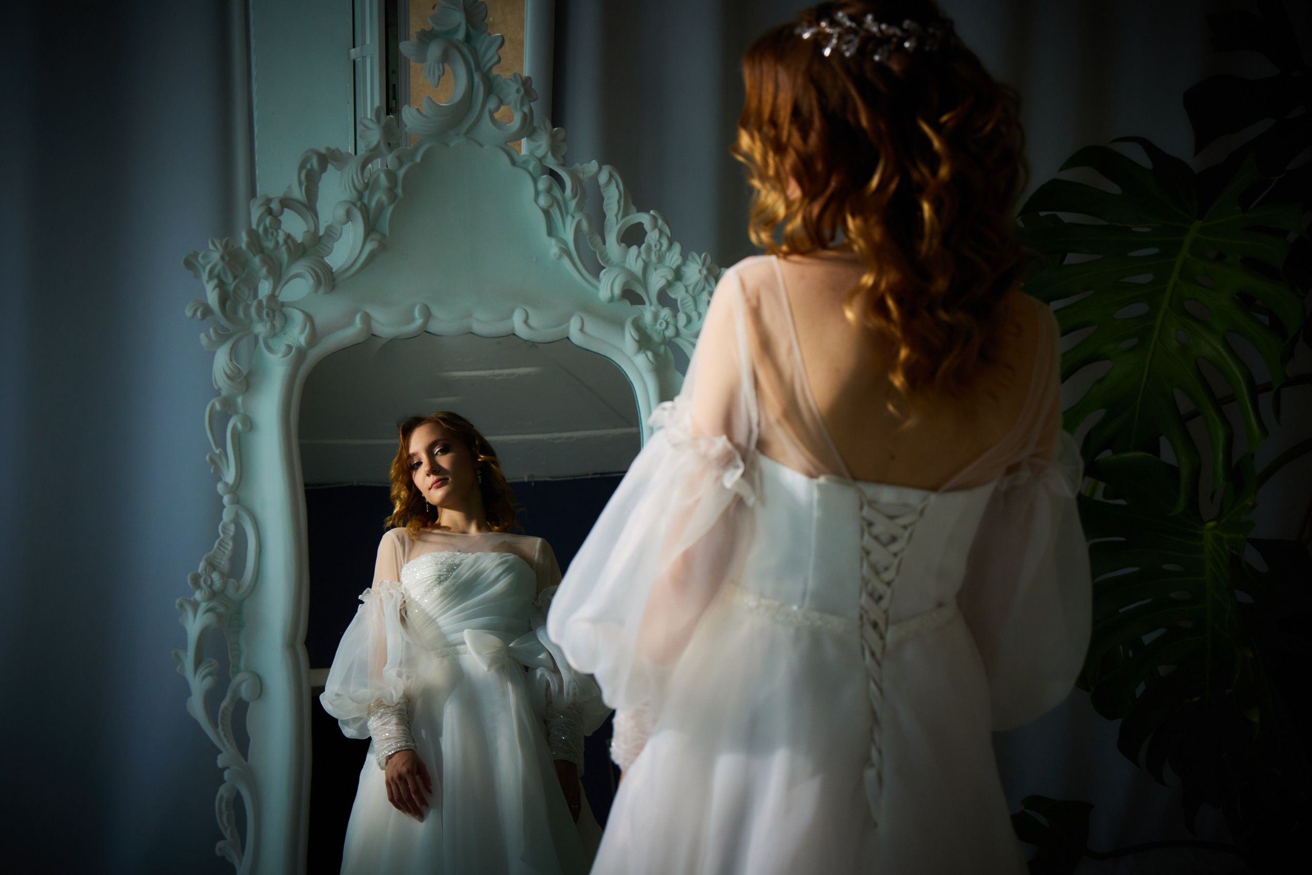 невеста смотрит на себя в зеркале
