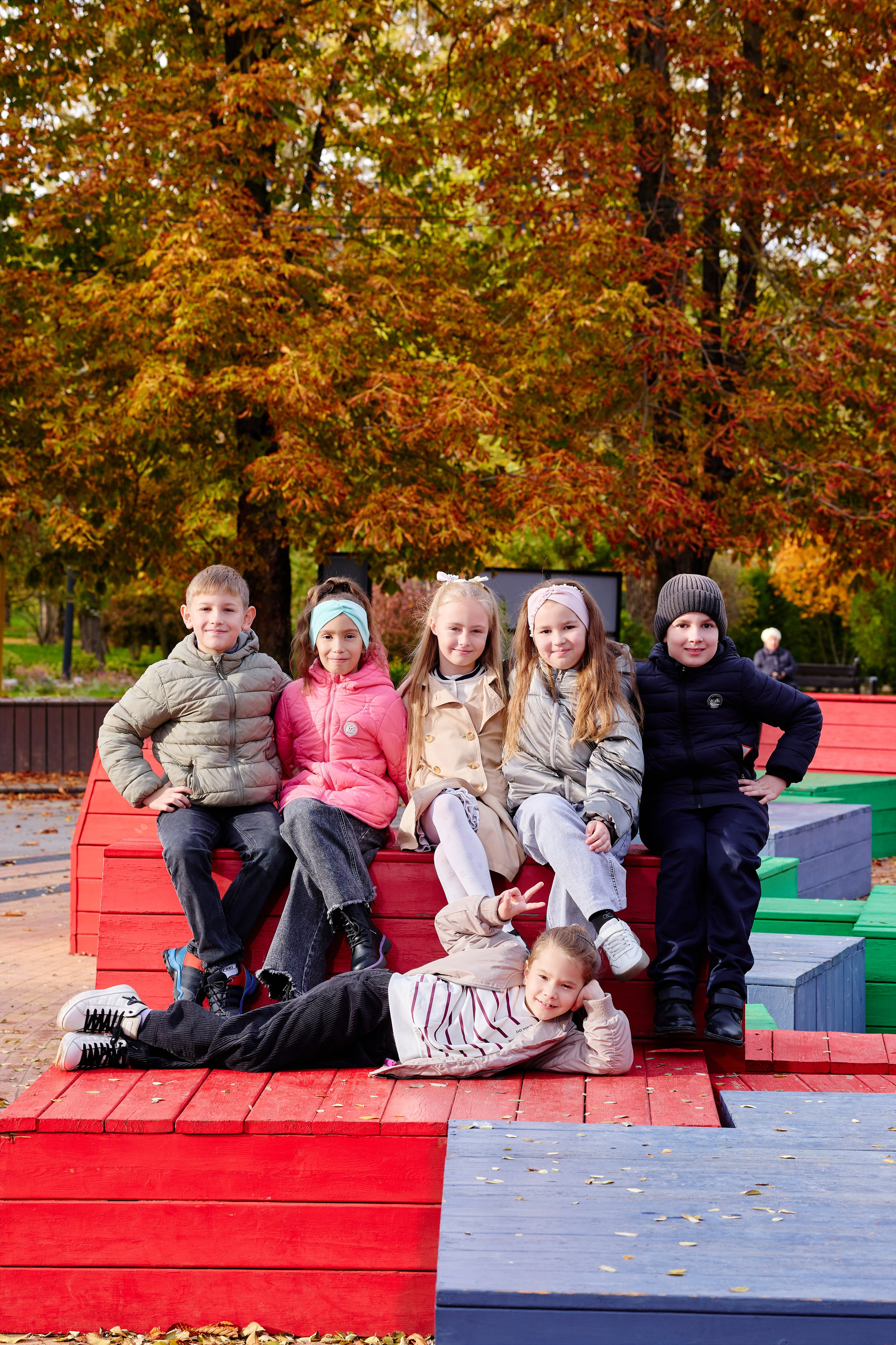 Прогулка в парке классом. Фотограф Выпускные альбомы Таганрог Сергей Коробченко