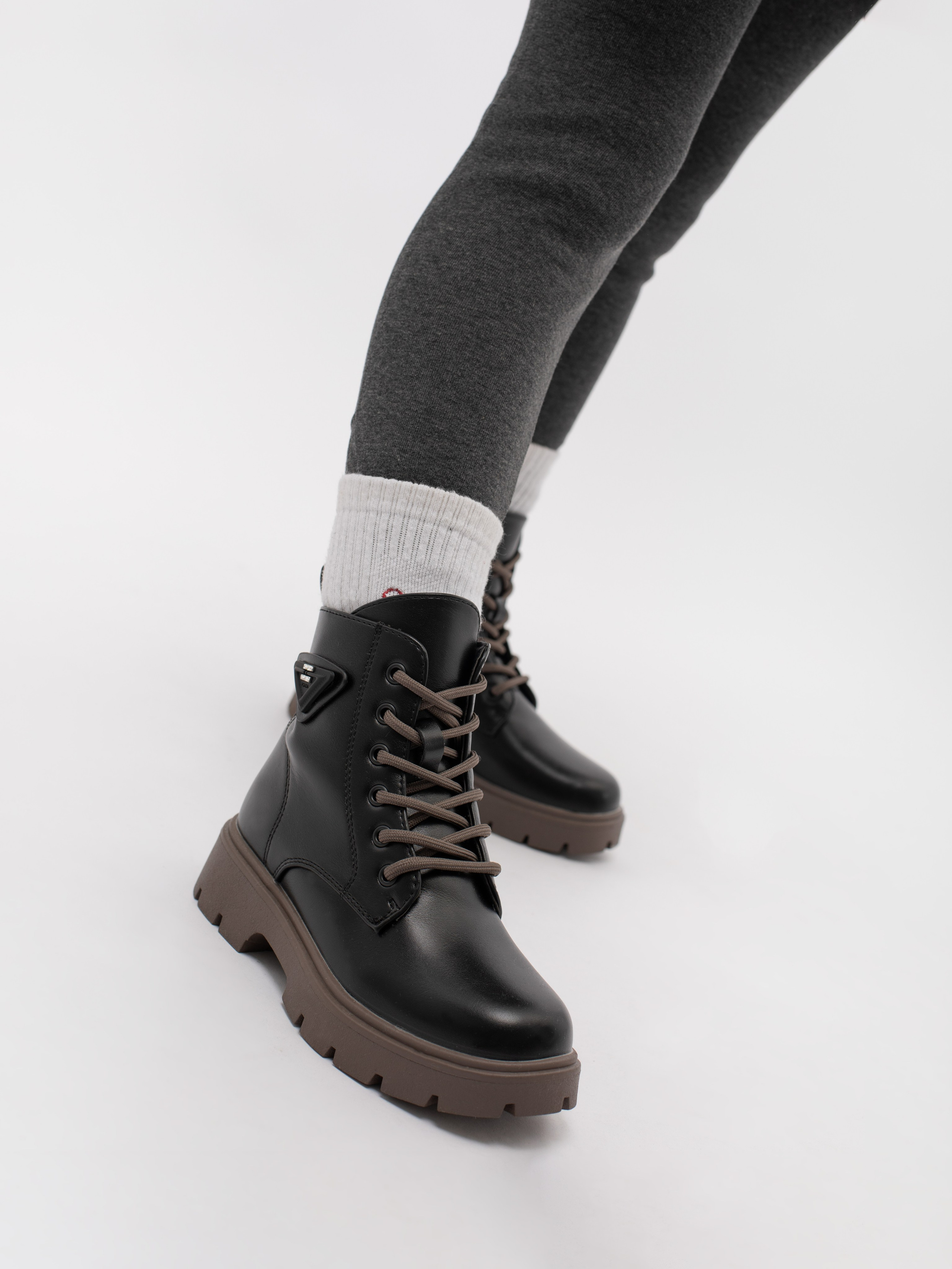 Ботинки для девочки. Фотостудия предметной и модельной съёмки для маркетплейсов