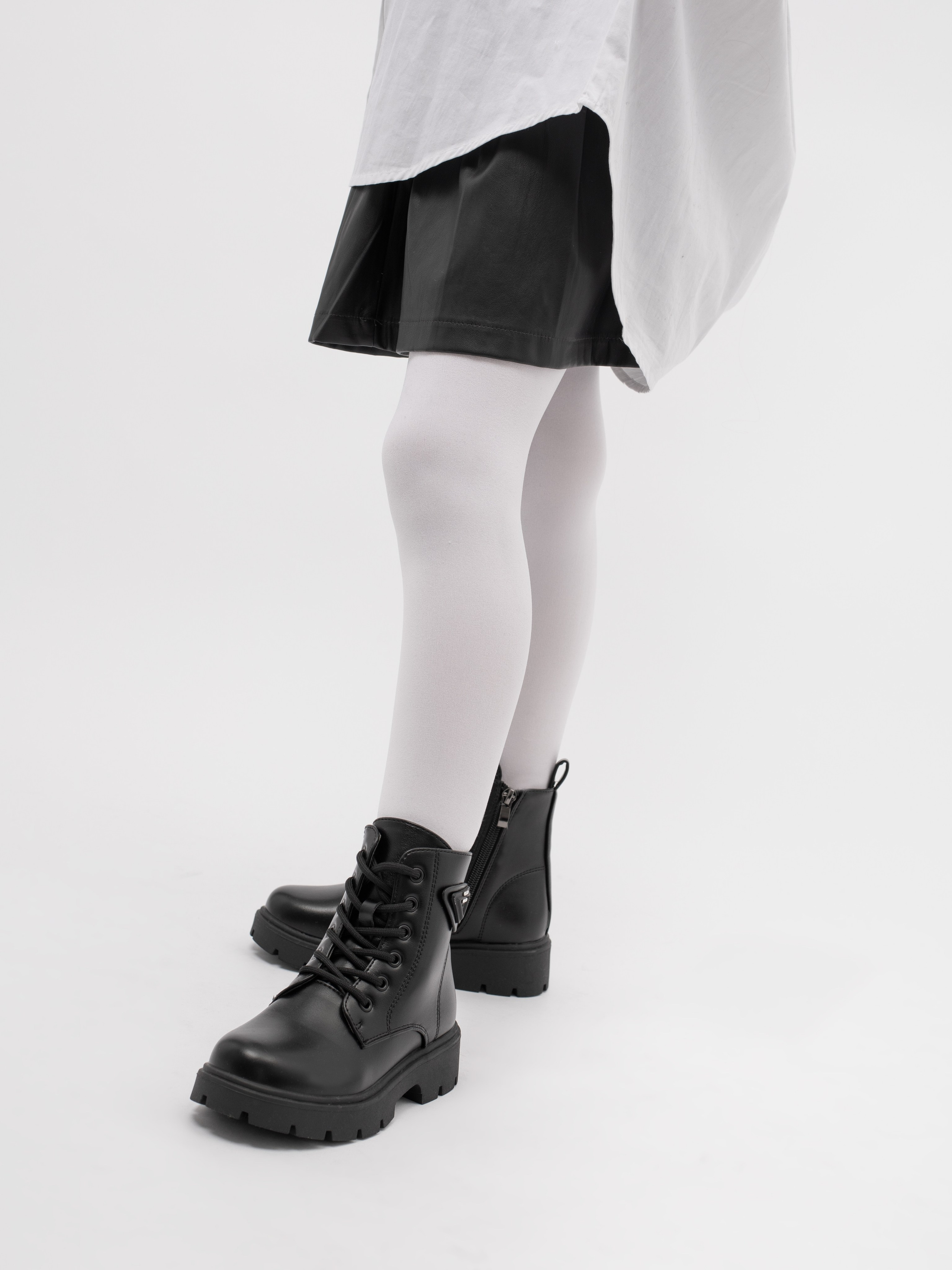 Ботинки для девочки. Фотостудия предметной и модельной съёмки для маркетплейсов