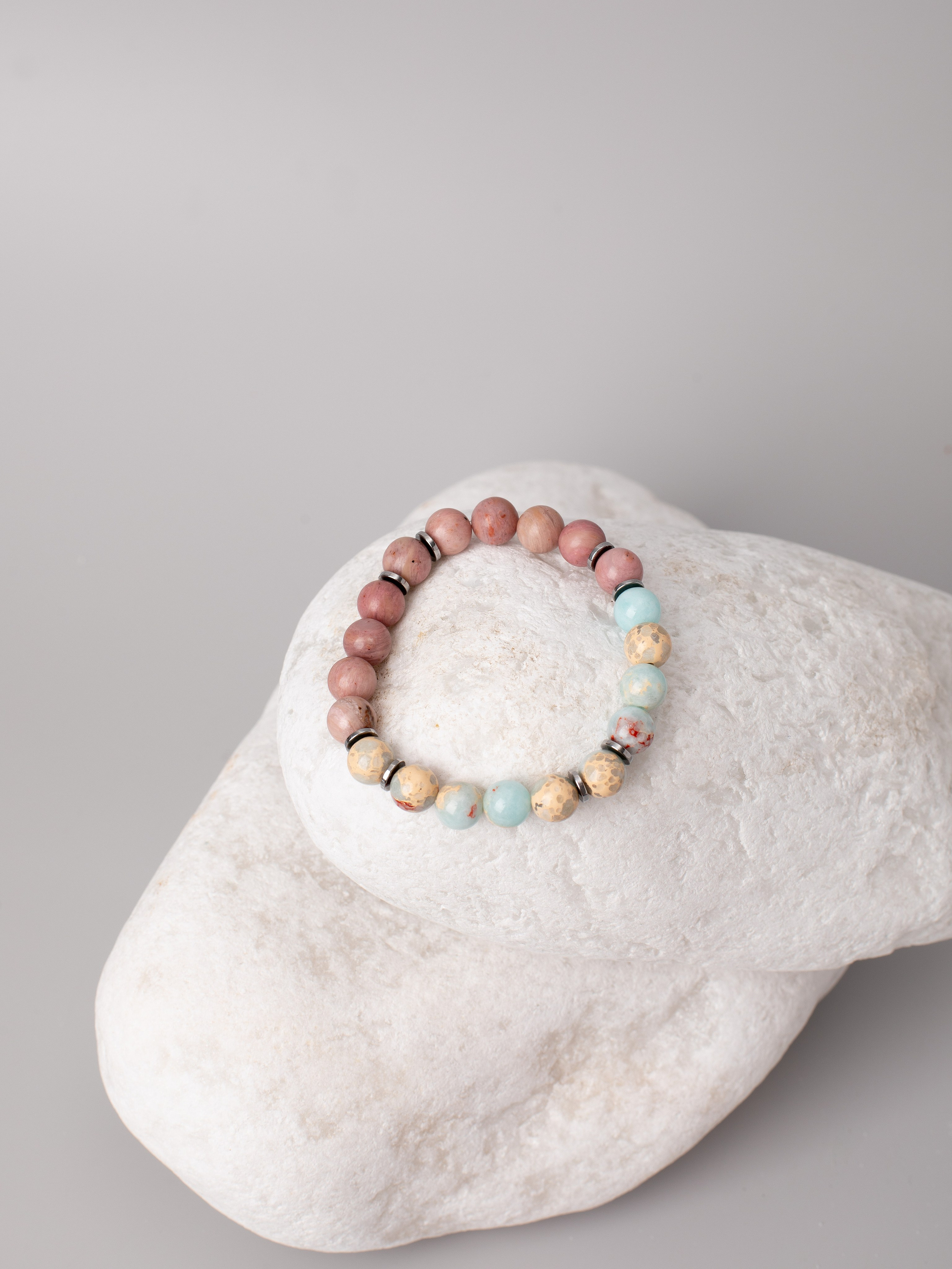 Браслеты ручной работы. Фотостудия предметной и модельной съёмки для маркетплейсов