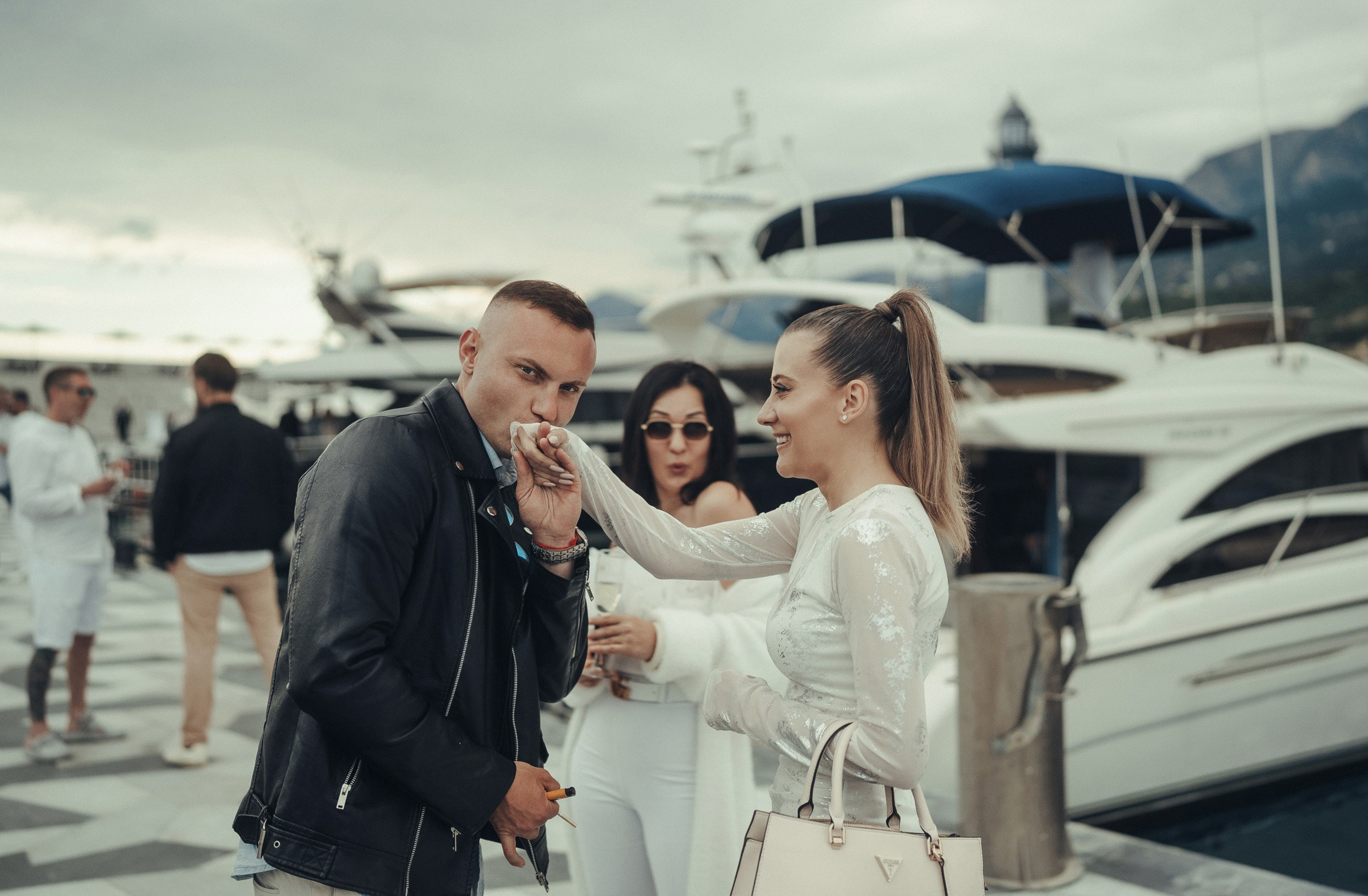 Репортажная фотосессия в Крыму: счастливые люди позируют на фоне яхты.