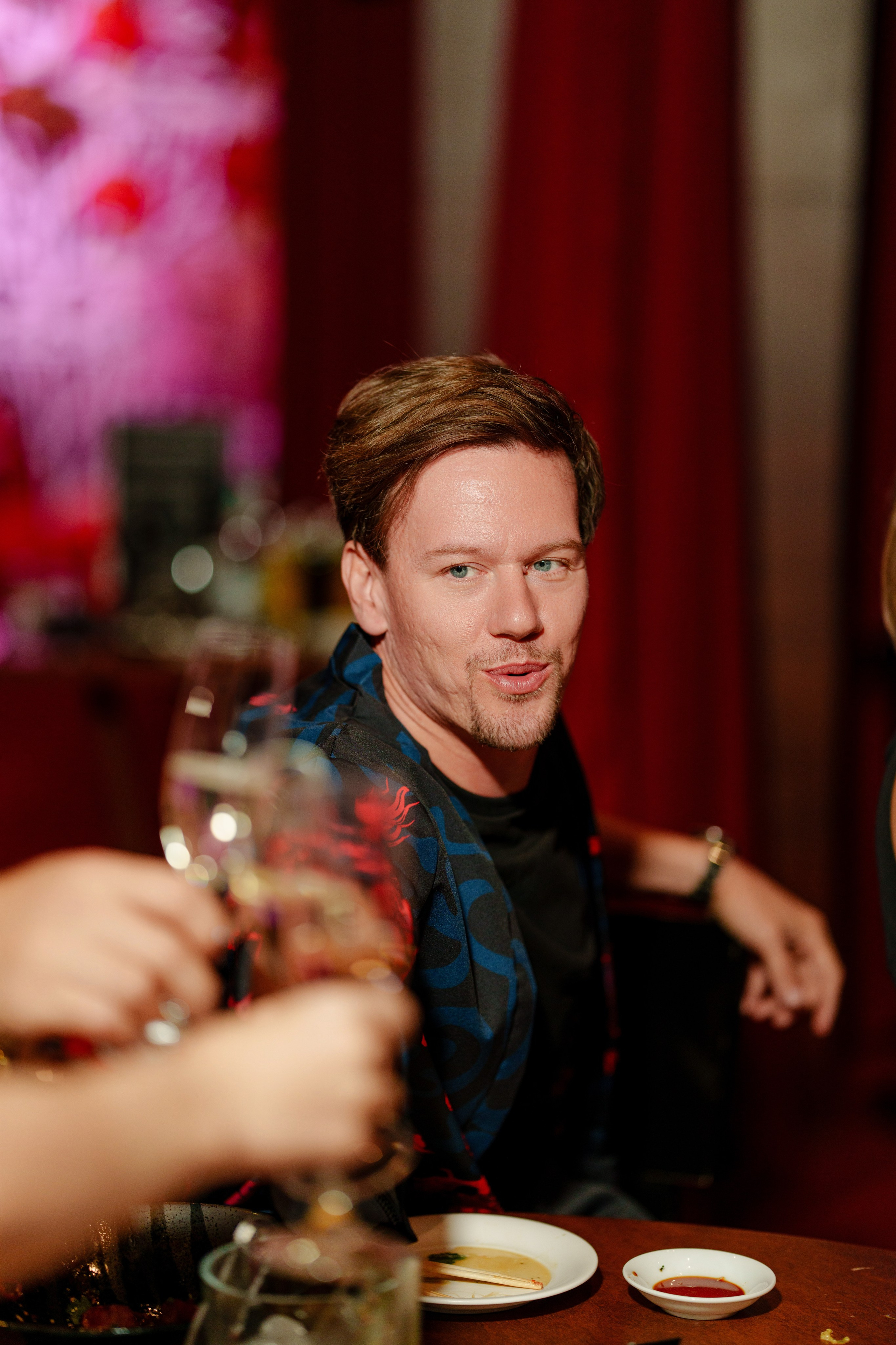 Репортажный фотограф на день рождения в ресторане KAI. Репортажный фотограф Москва Сергей Дружинин