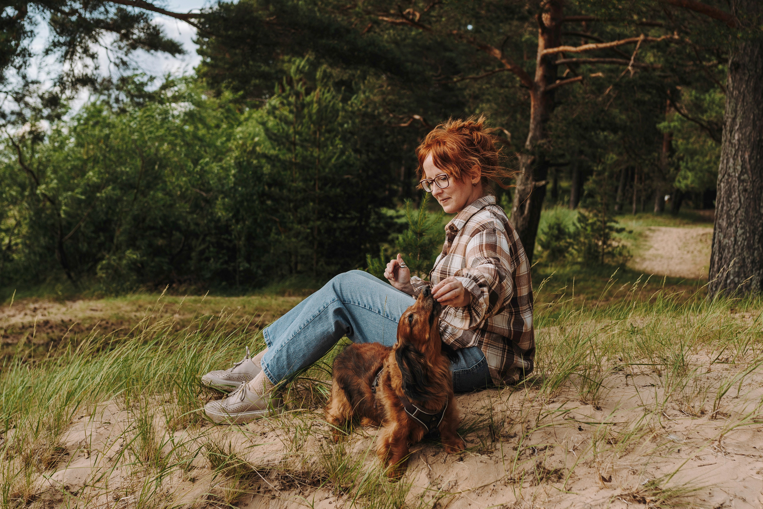 Фотосессия с длиношерстной таксой на пляжн. Фотограф анималист в Спб недорого Олеся Майорова