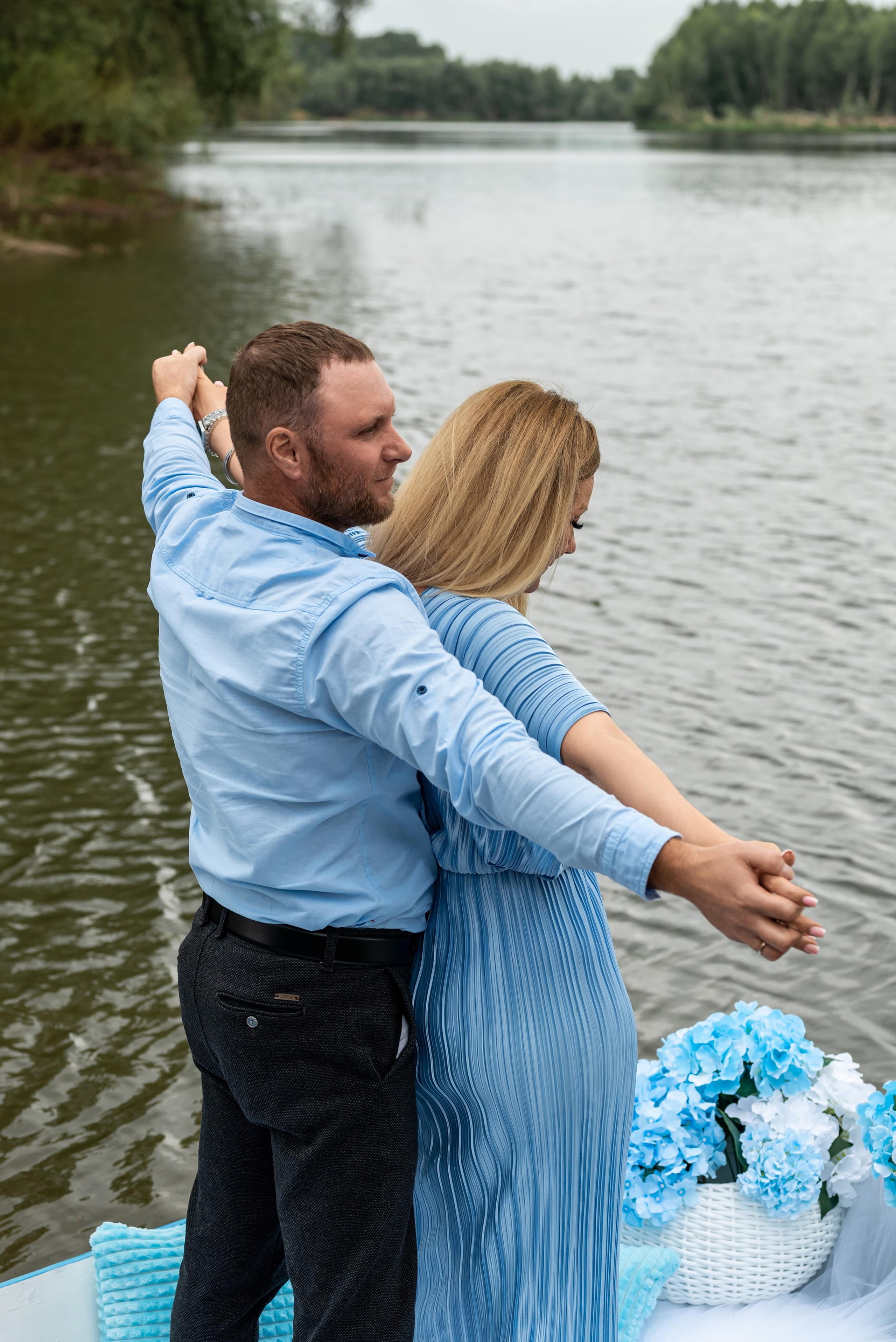 Фотопроект на лодке с голубыми гортензиями. Фотограф в городе Салават