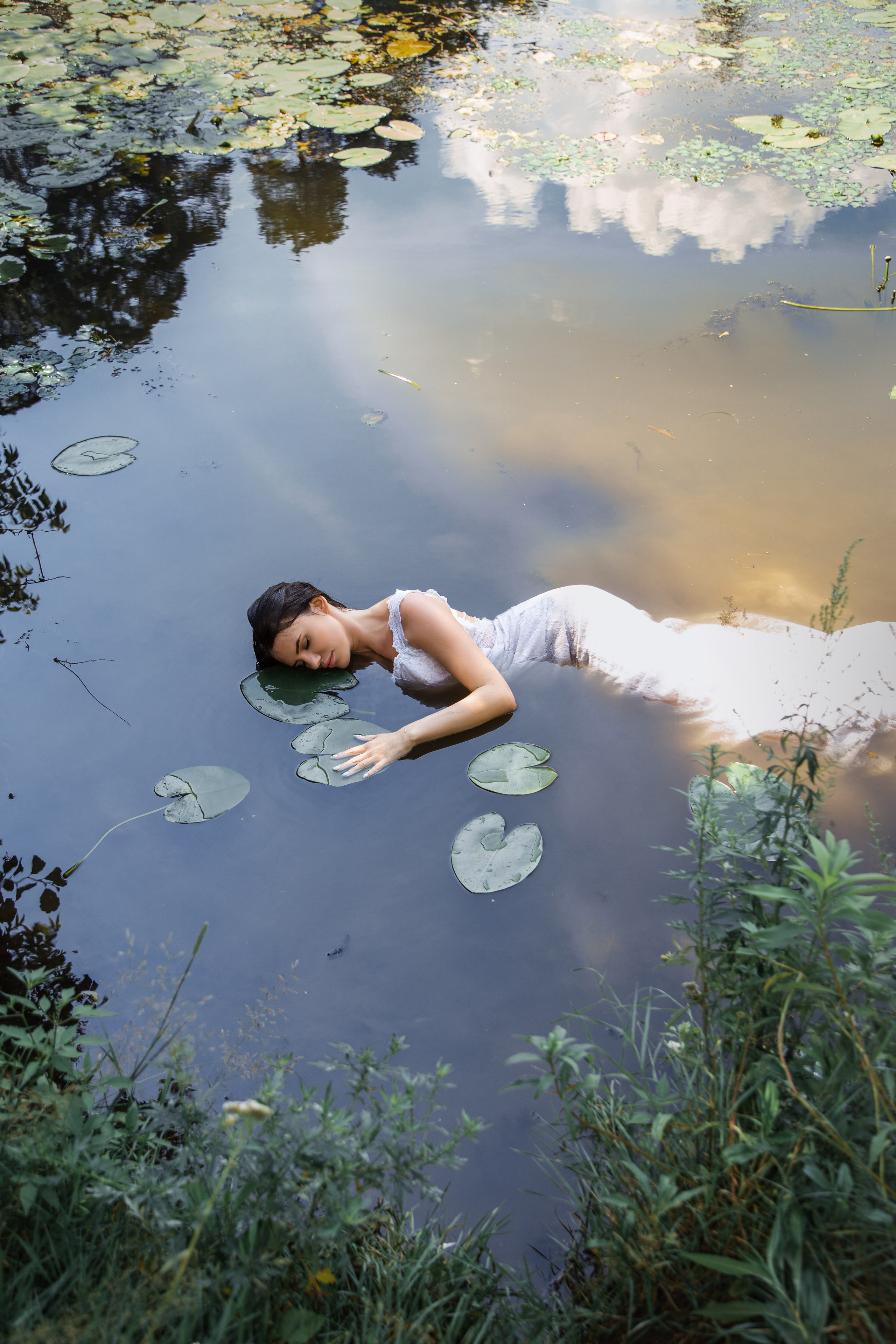 Фотосессия в кувшинках — женский портрет на озере | Анна Татаурова, Москва. Фотограф Анна Татаурова | Авторская фотосъемка в Москве