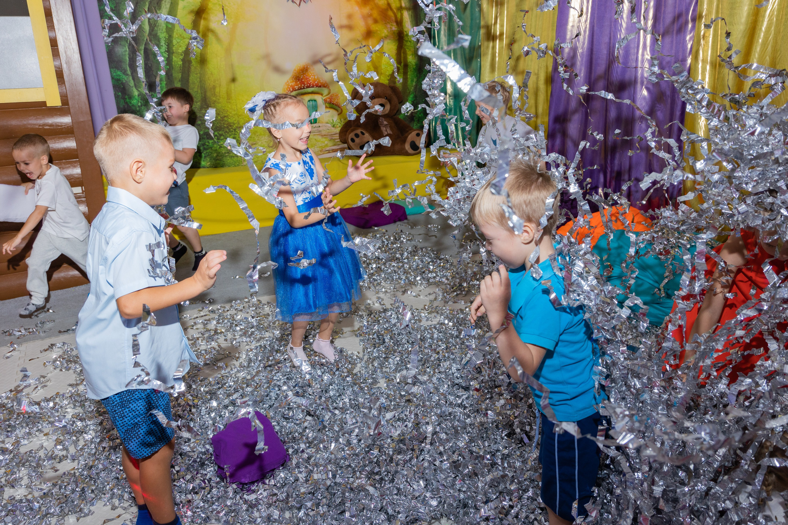 День Рождение в детском центре Качели. Выпускные альбомы во Владивостоке