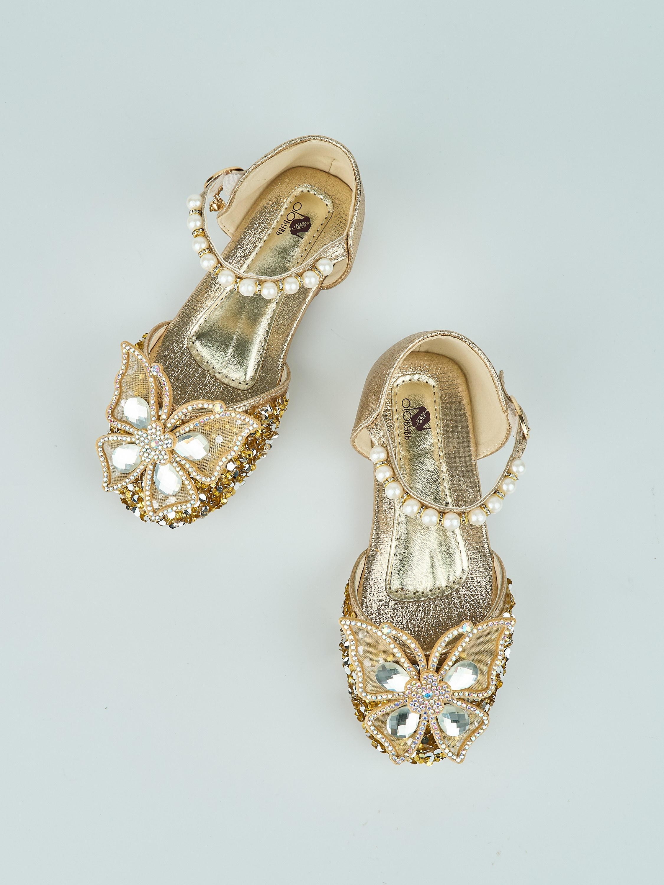 Каталожная фотосъёмка детских туфель для Wildberries