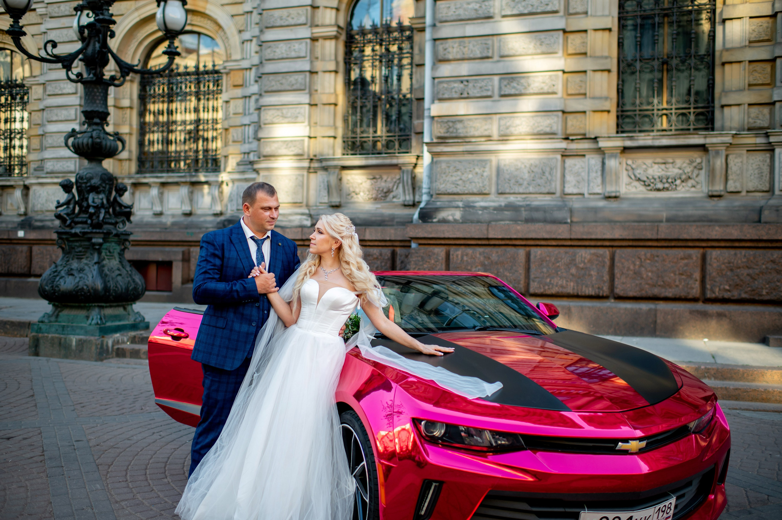 Евгения (фотосессия с малиновым chevrolet camaro, в сирени в Пушкине в Екатерининском парке). Портретный, семейный и свадебный фотограф в Санкт-Петербурге и в Пушкине Ширяев Денис