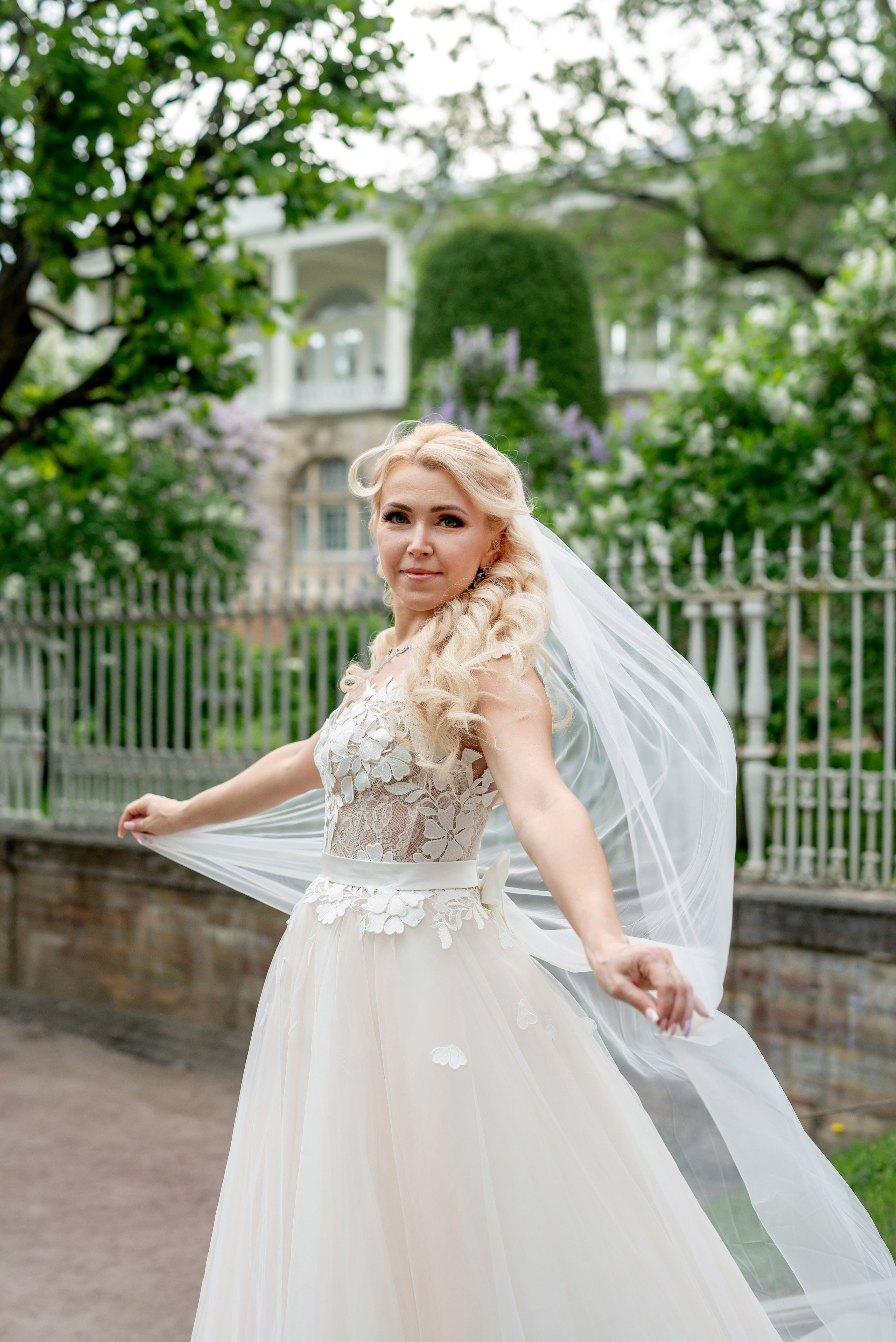 Евгения (фотосессия с малиновым chevrolet camaro, в сирени в Пушкине в Екатерининском парке). Портретный, семейный и свадебный фотограф в Санкт-Петербурге и в Пушкине Ширяев Денис