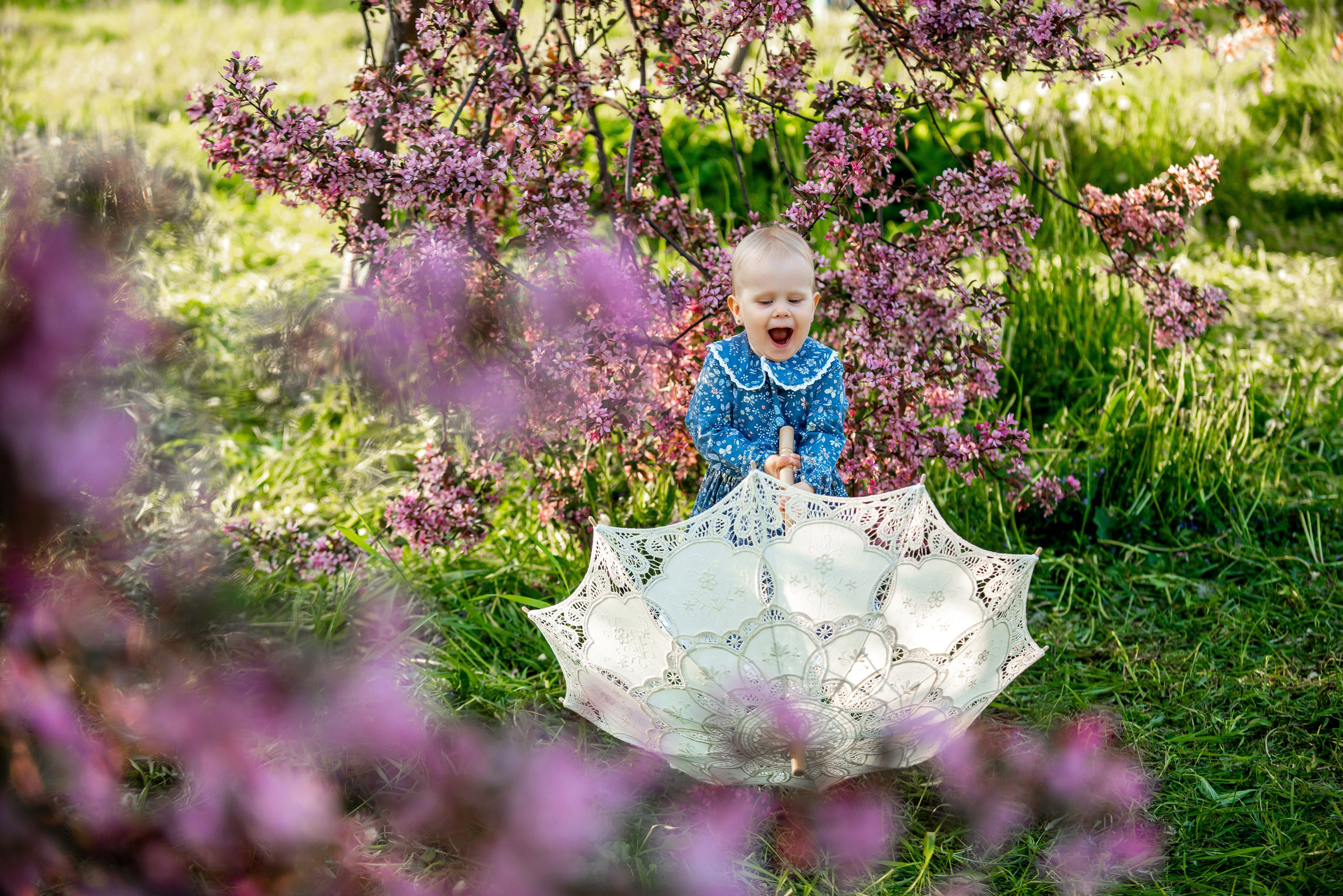 Ника и родители в розовых яблонях. Портретный, семейный и свадебный фотограф в Санкт-Петербурге и в Пушкине Ширяев Денис