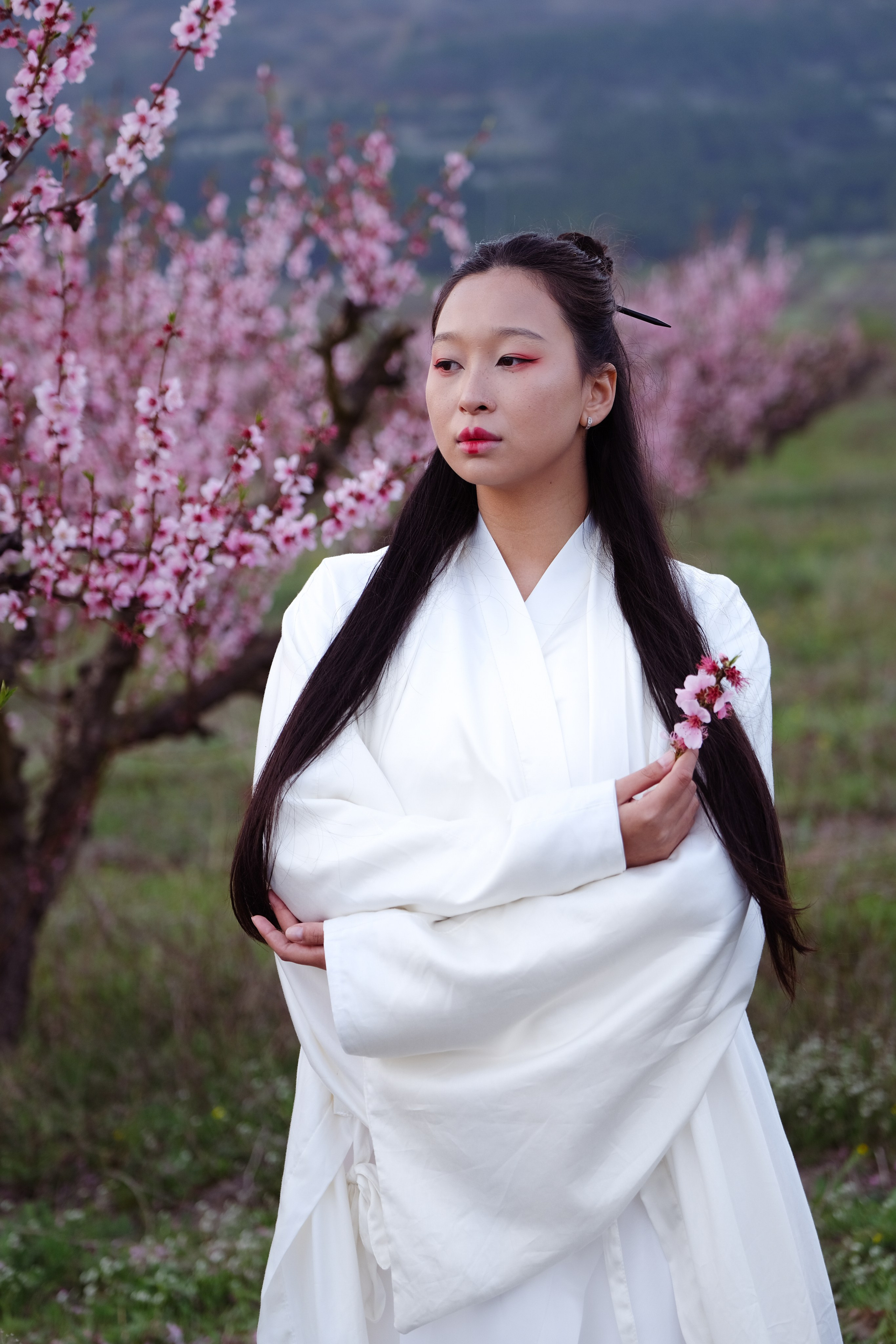 Фото в цветущих персиковых садах. Профессиональная фотосъемка в Крыму. Натуральные эмоции и живые кадры. Забронируйте дату прямо сейчас!