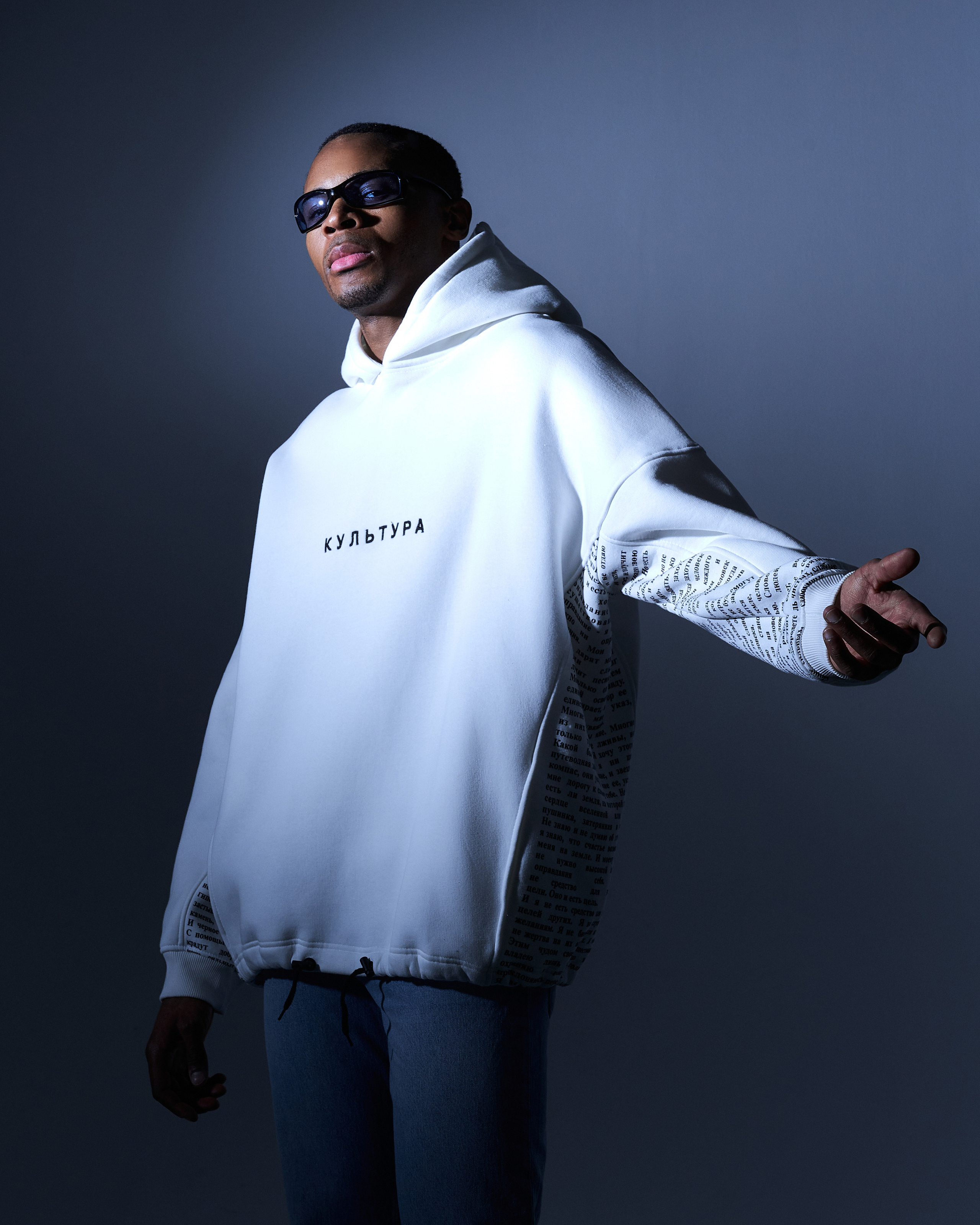 Молодежная уличная мода: съемка на сером студийном фоне