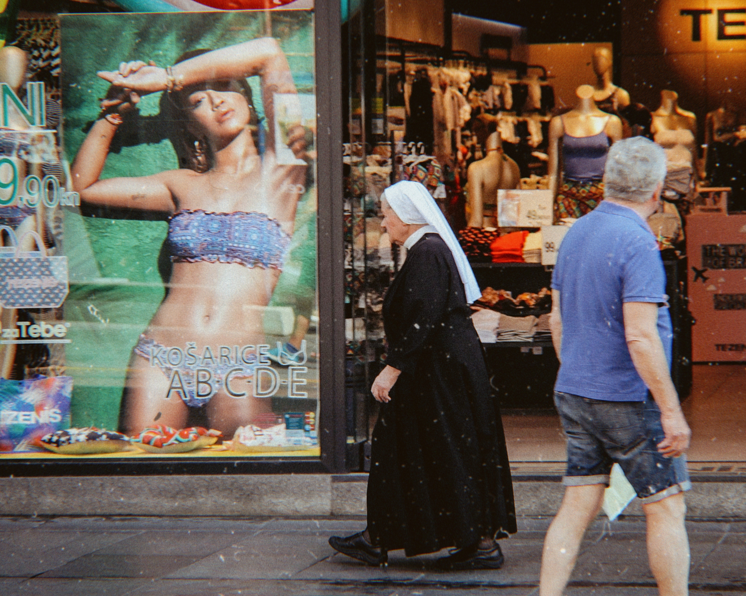 Божественные компромиссы. Стрит-фотография, полная абсурда, идиотизма и красоты