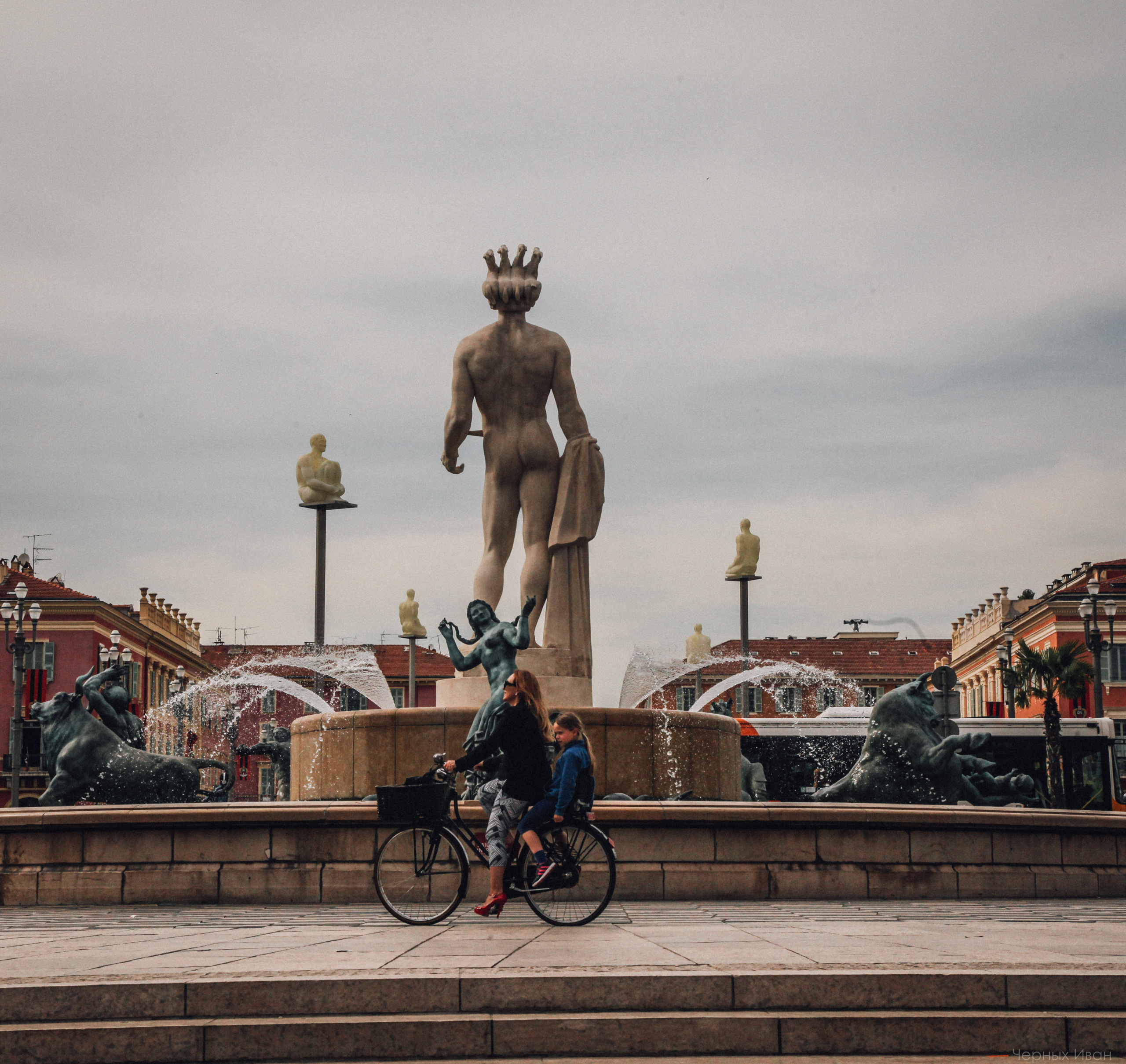 ФРАНЦИЯ. Стрит-фотография, полная абсурда, идиотизма и красоты