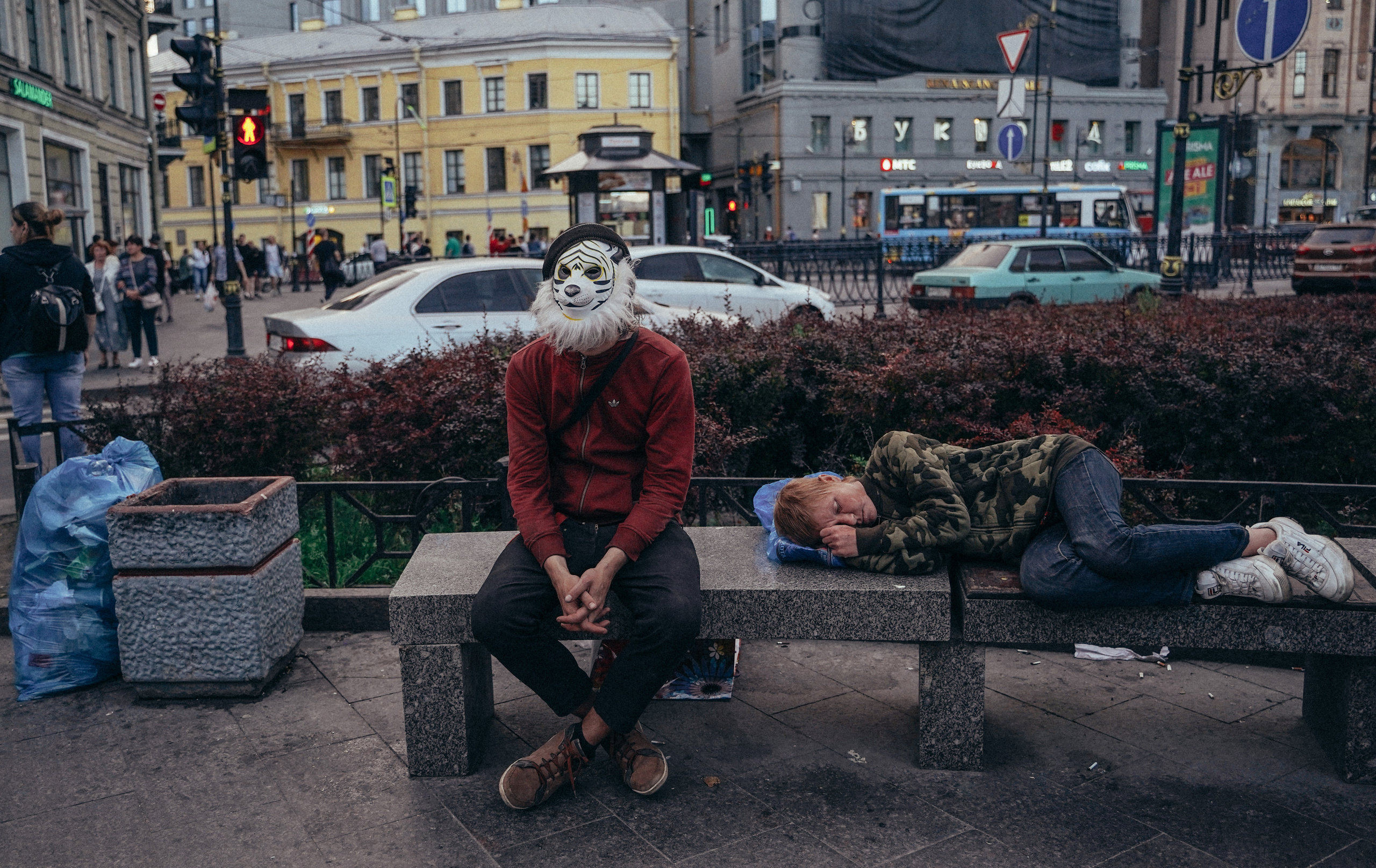 2019. Стрит-фотография, полная абсурда, идиотизма и красоты