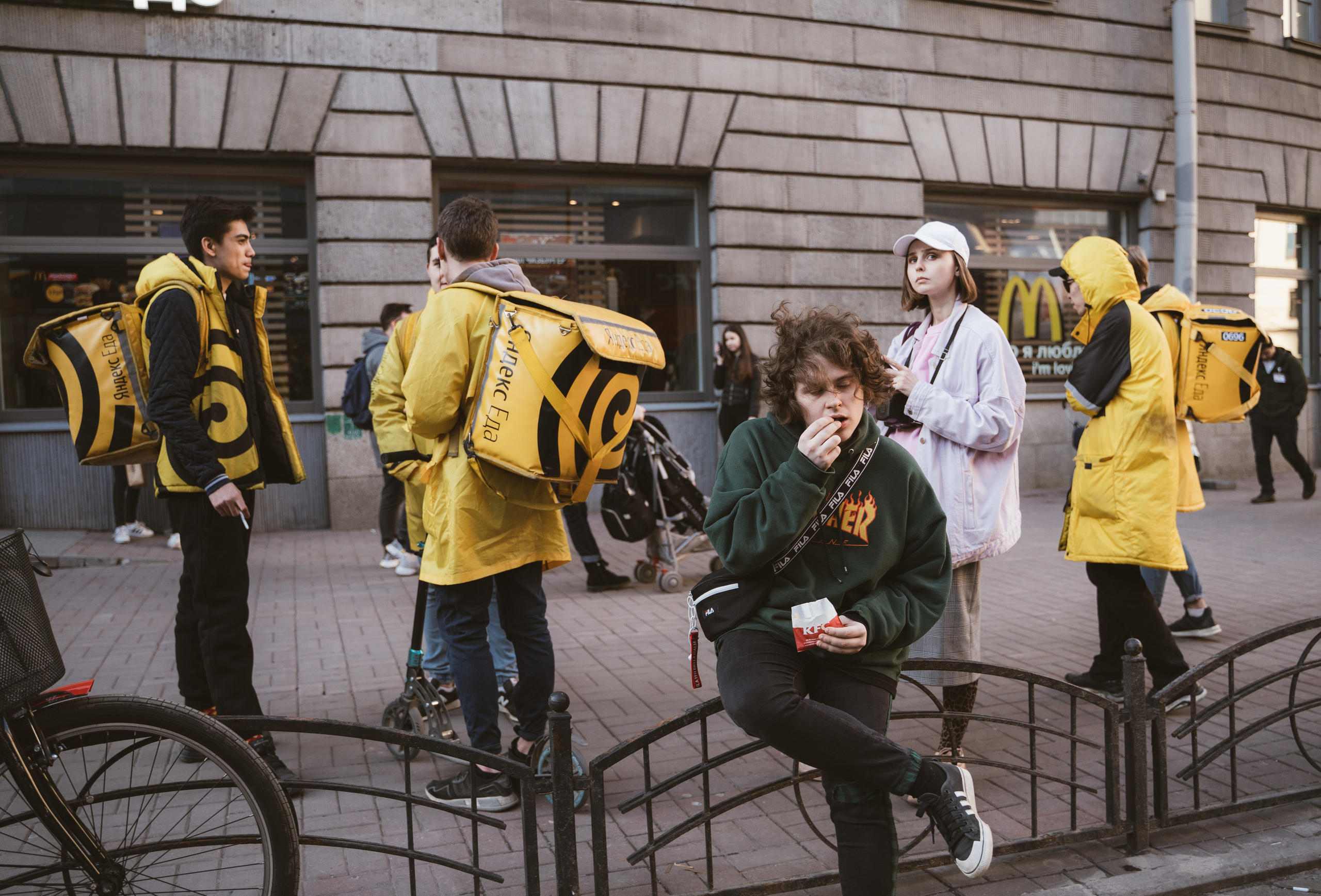 2019. Стрит-фотография, полная абсурда, идиотизма и красоты