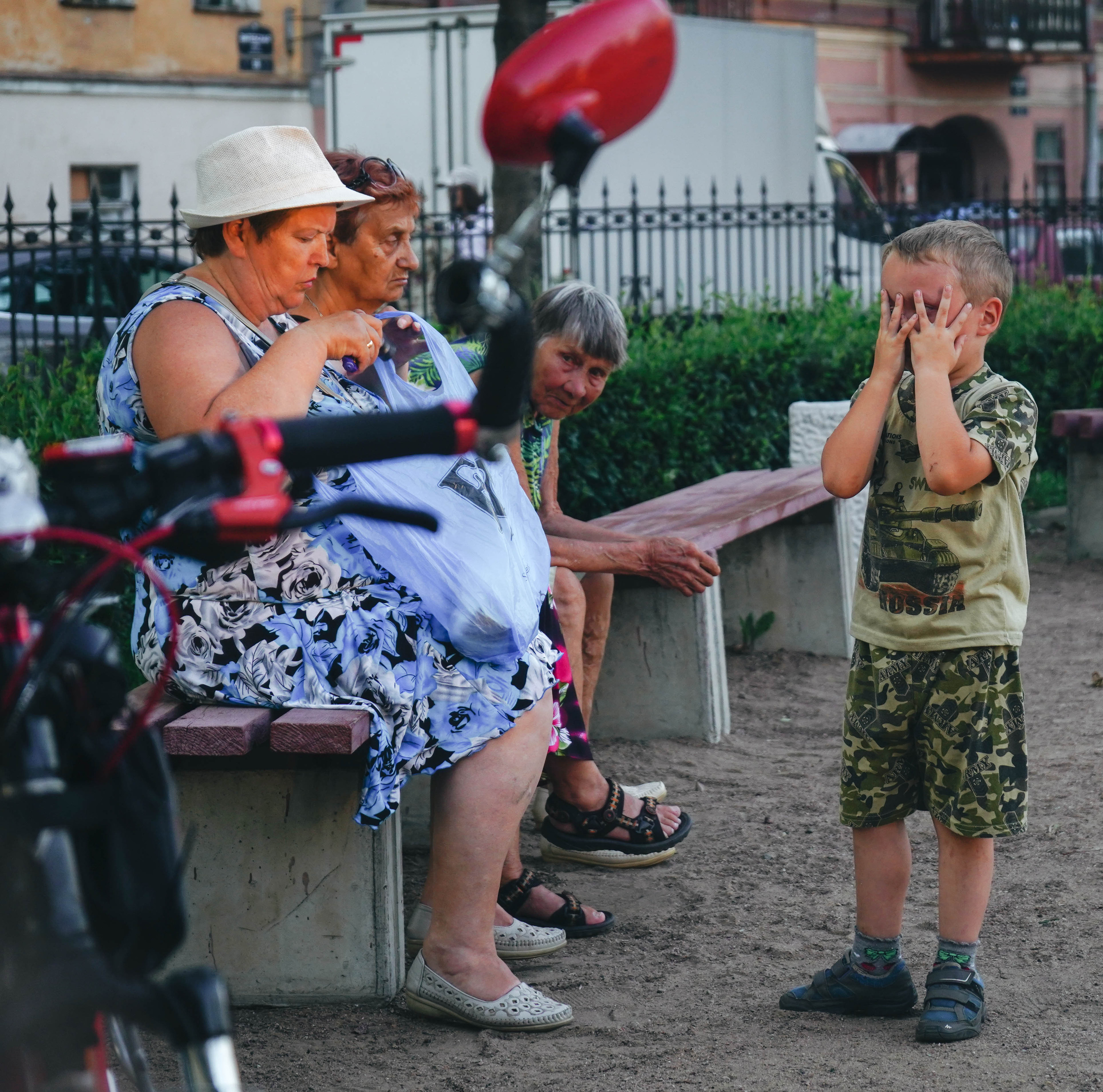 2018. Стрит-фотография, полная абсурда, идиотизма и красоты