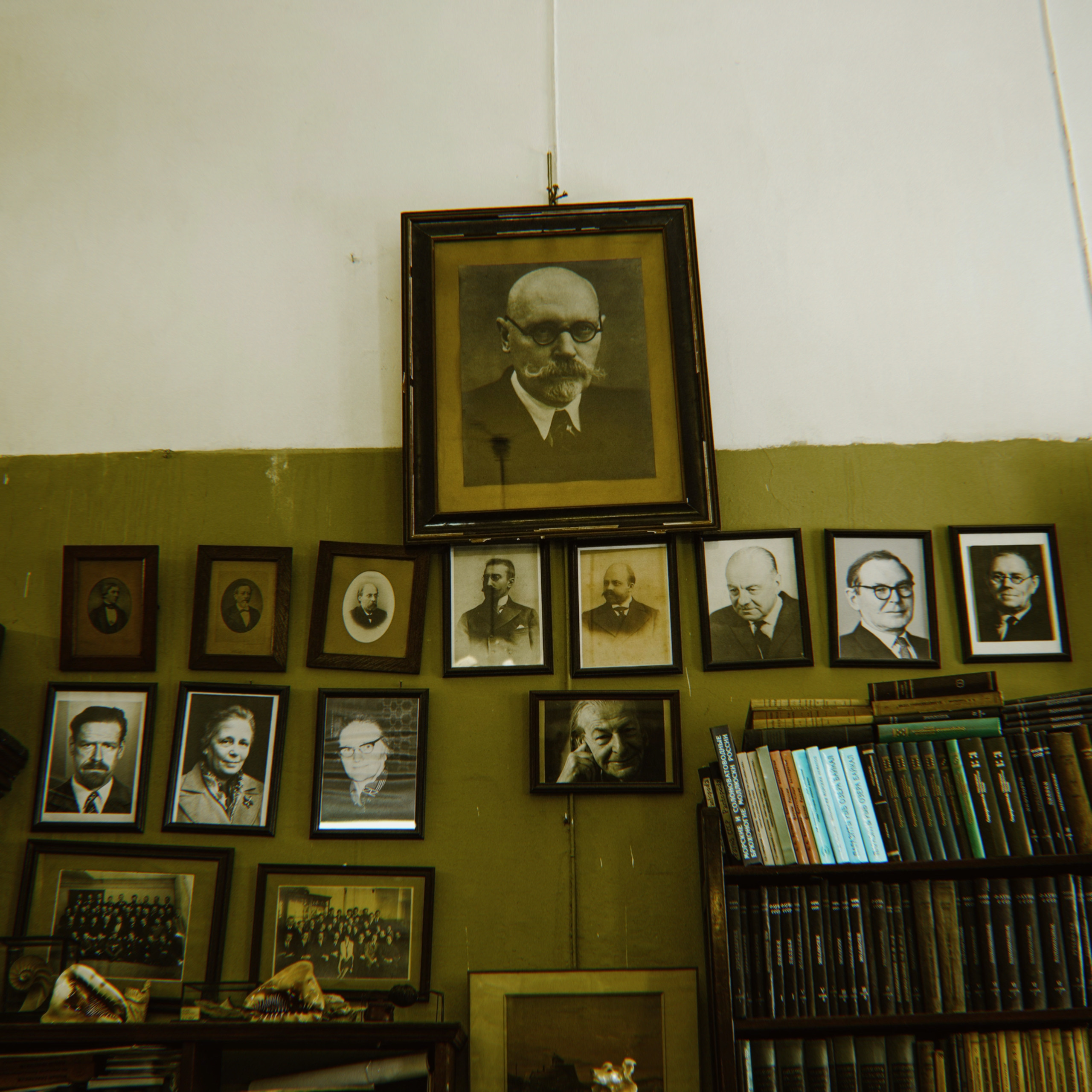 Наука. Стрит-фотография, полная абсурда, идиотизма и красоты