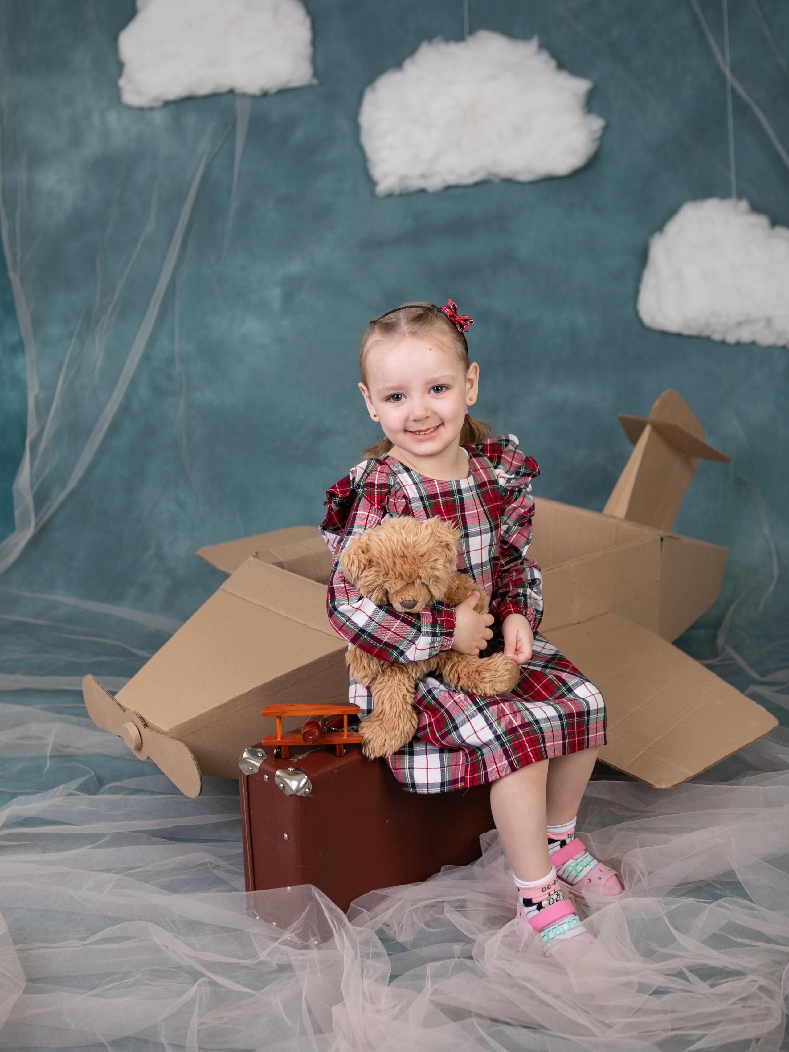 Общее фото в детском саду с выездным реквизитом в Тюмени. Выпускные альбомы в Тюмени для школ, садов, вузов спортивных секций