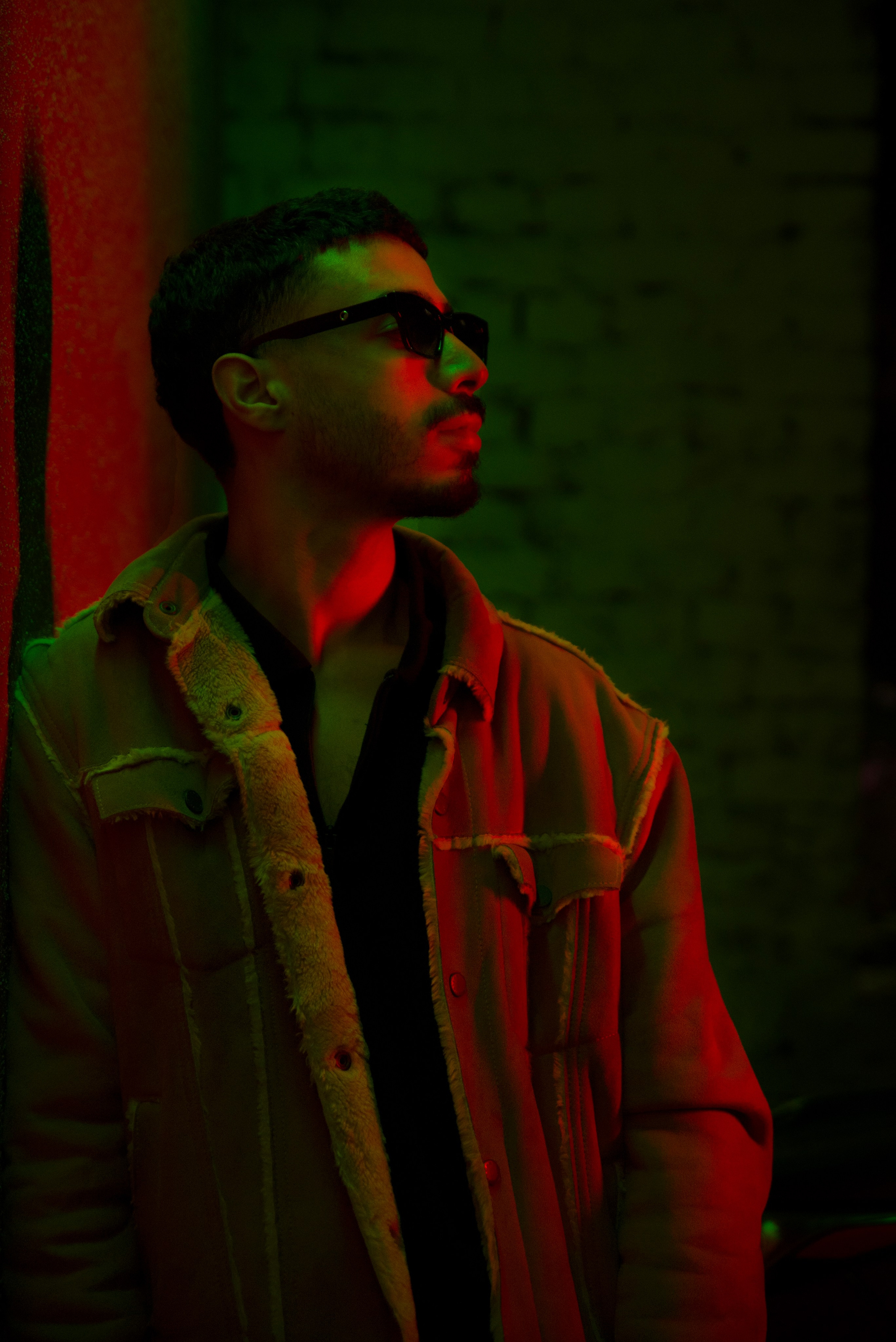 Зинадин. Уличная сессия с цветным светом