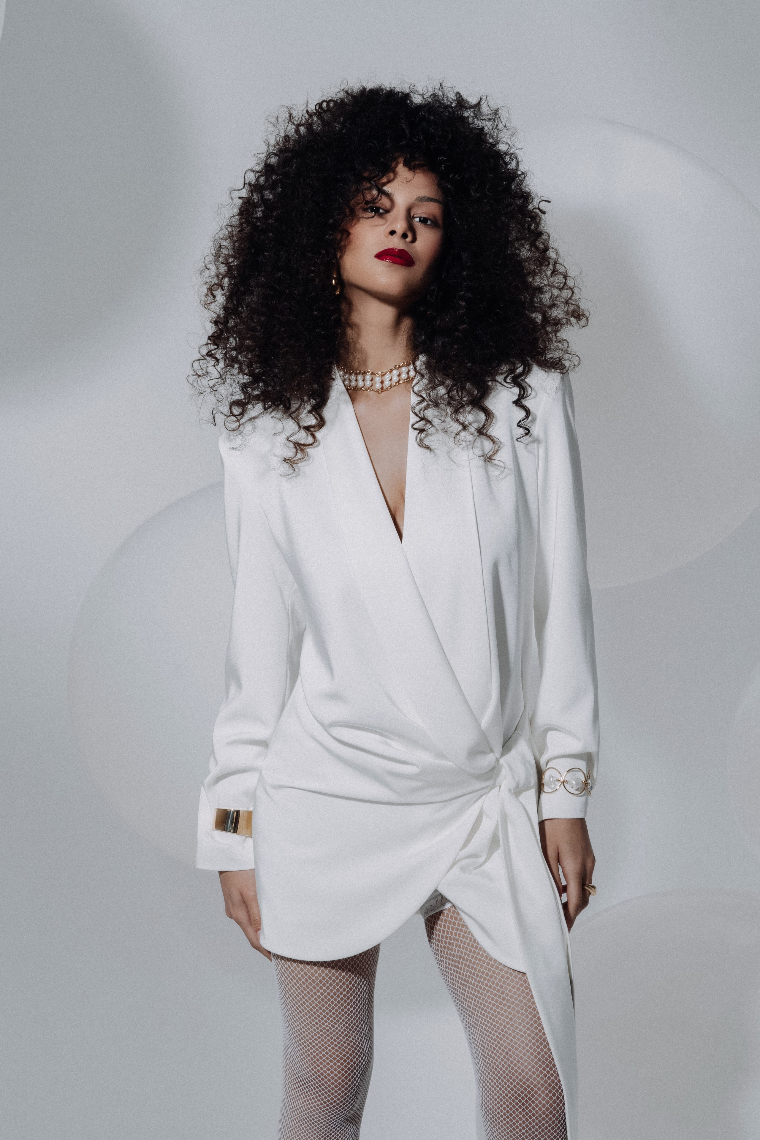 модель в белом платье