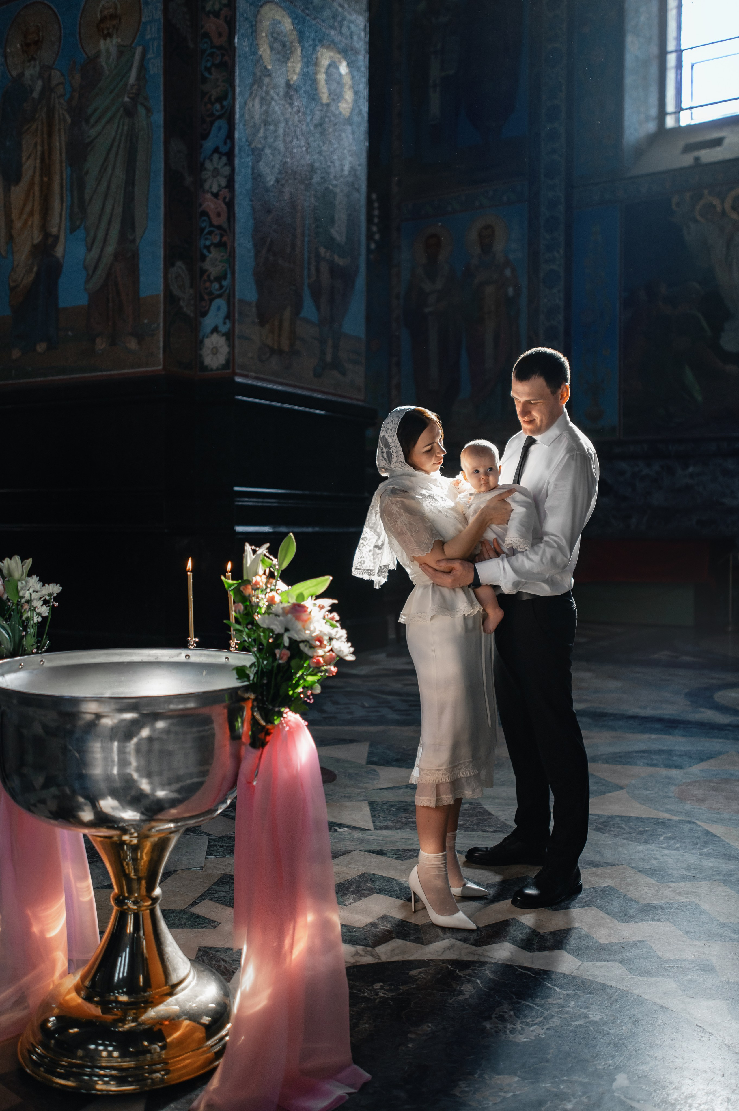 семья в солнечном свете в храме