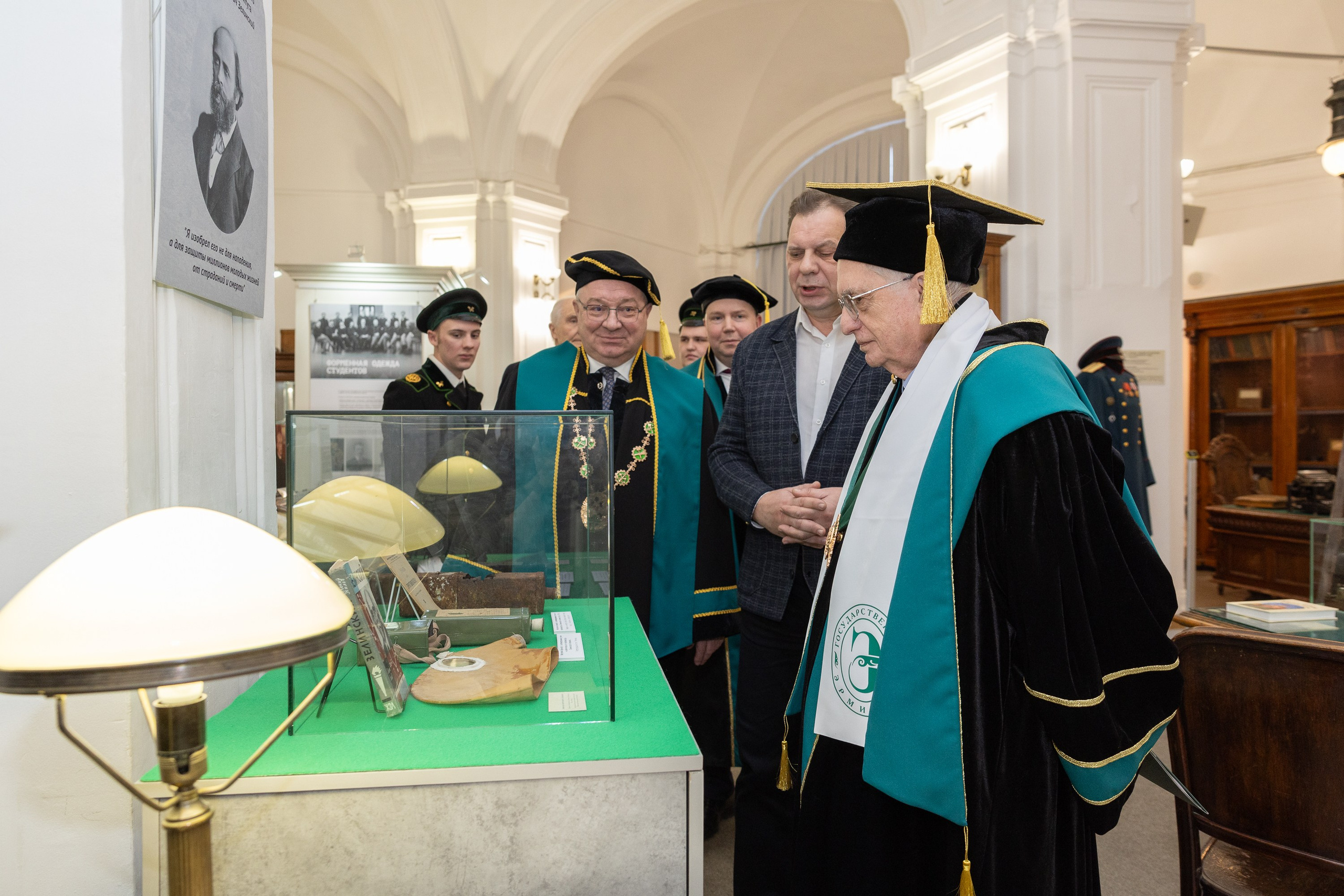 Вручения Мантия Почётного доктора директору Эрмитажа Михаилу Пиотровскому. Cup of Bib