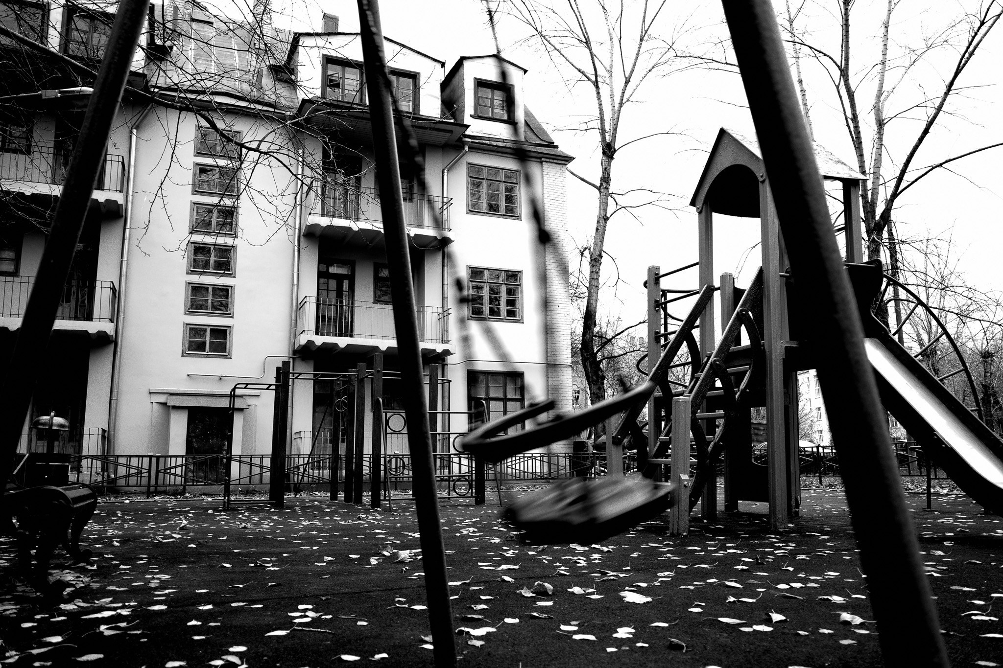 Осенний двор на Ростовской набережной в Москве